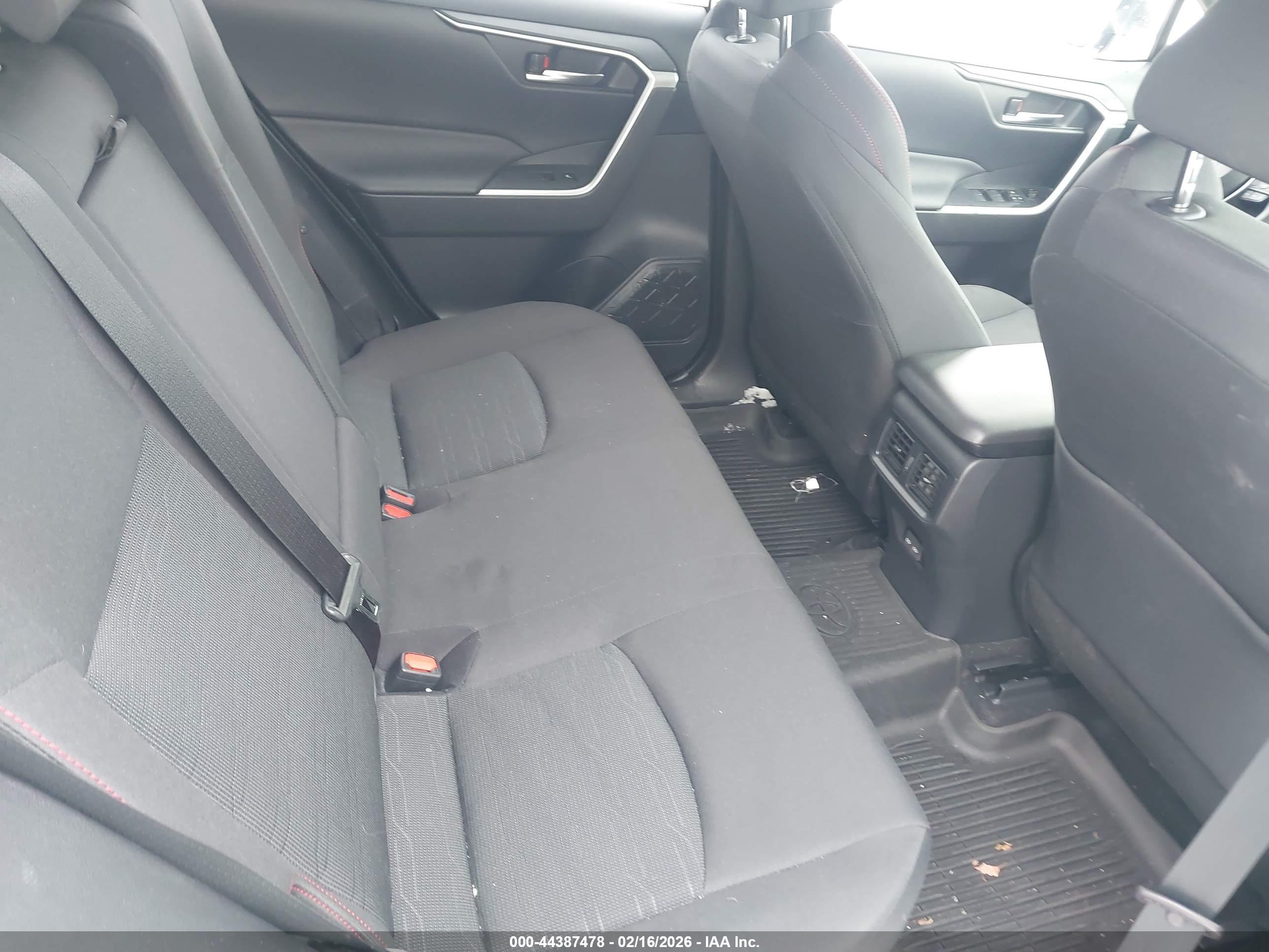 TOYOTA RAV4 image 8