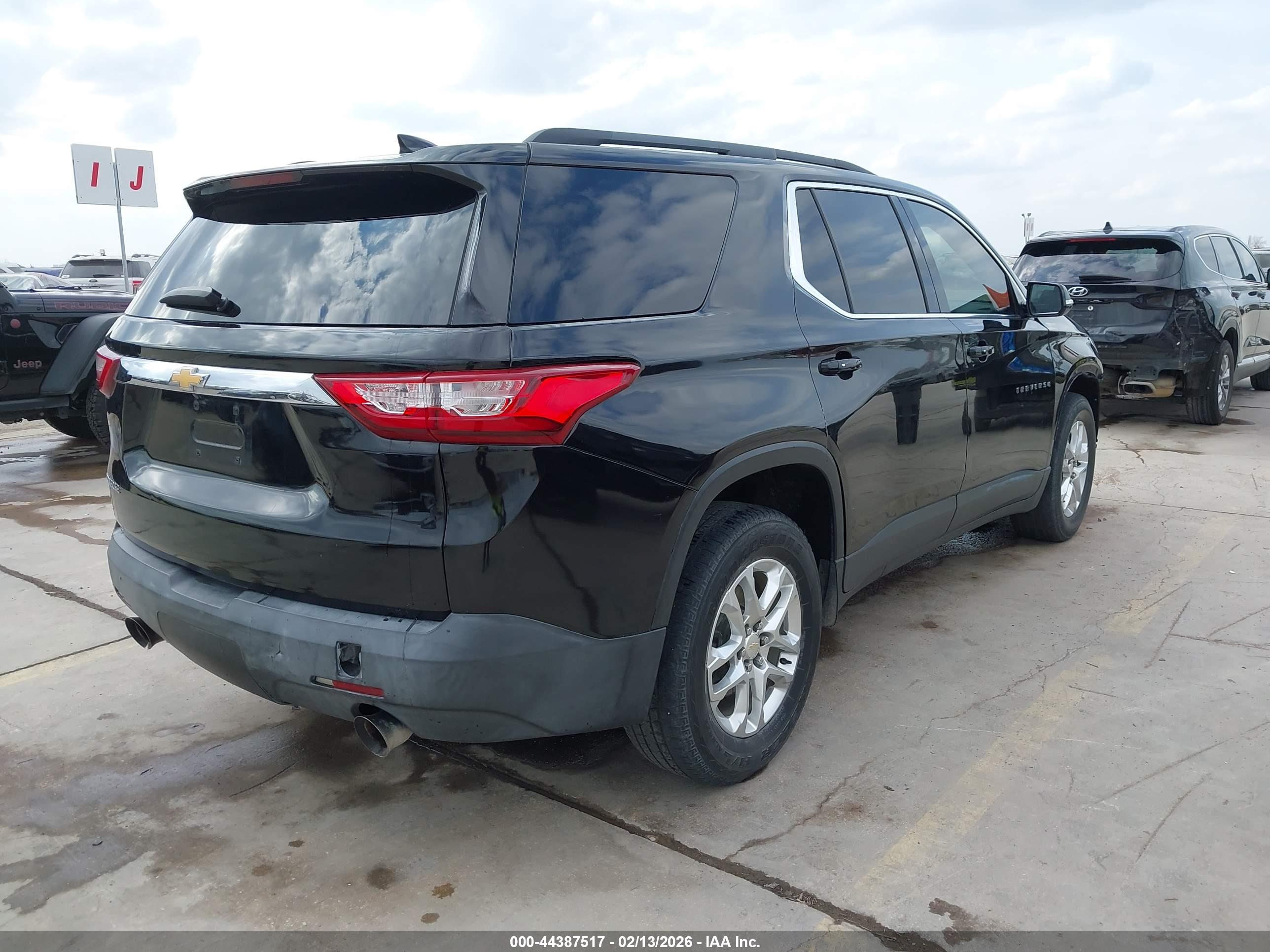 CHEVROLET TRAVERSE image 4