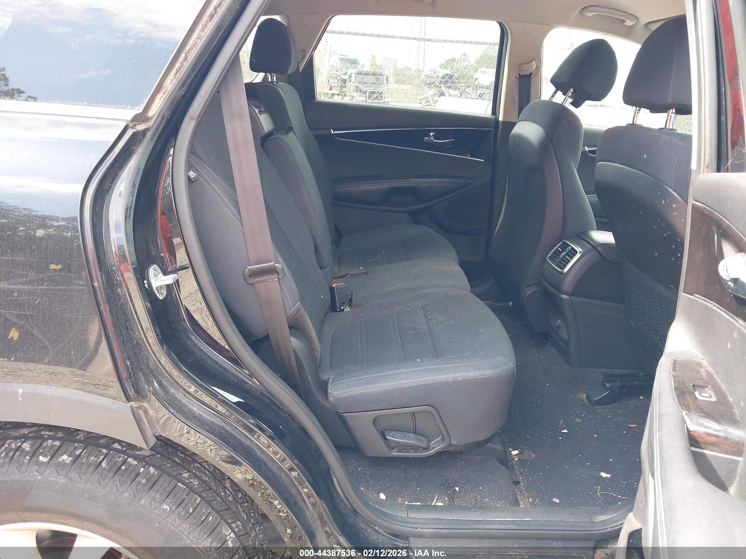 KIA SORENTO image 8