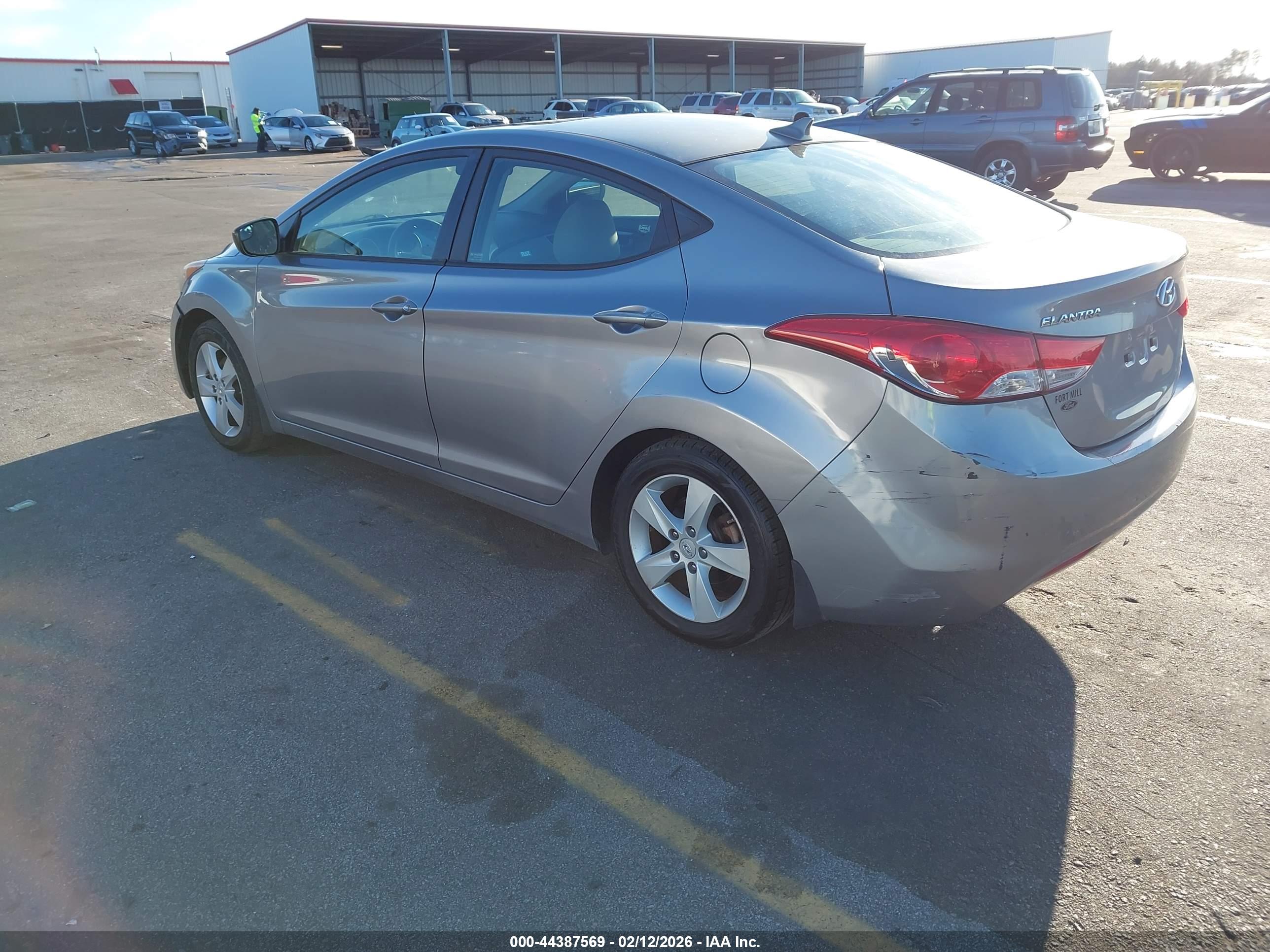 HYUNDAI ELANTRA image 3