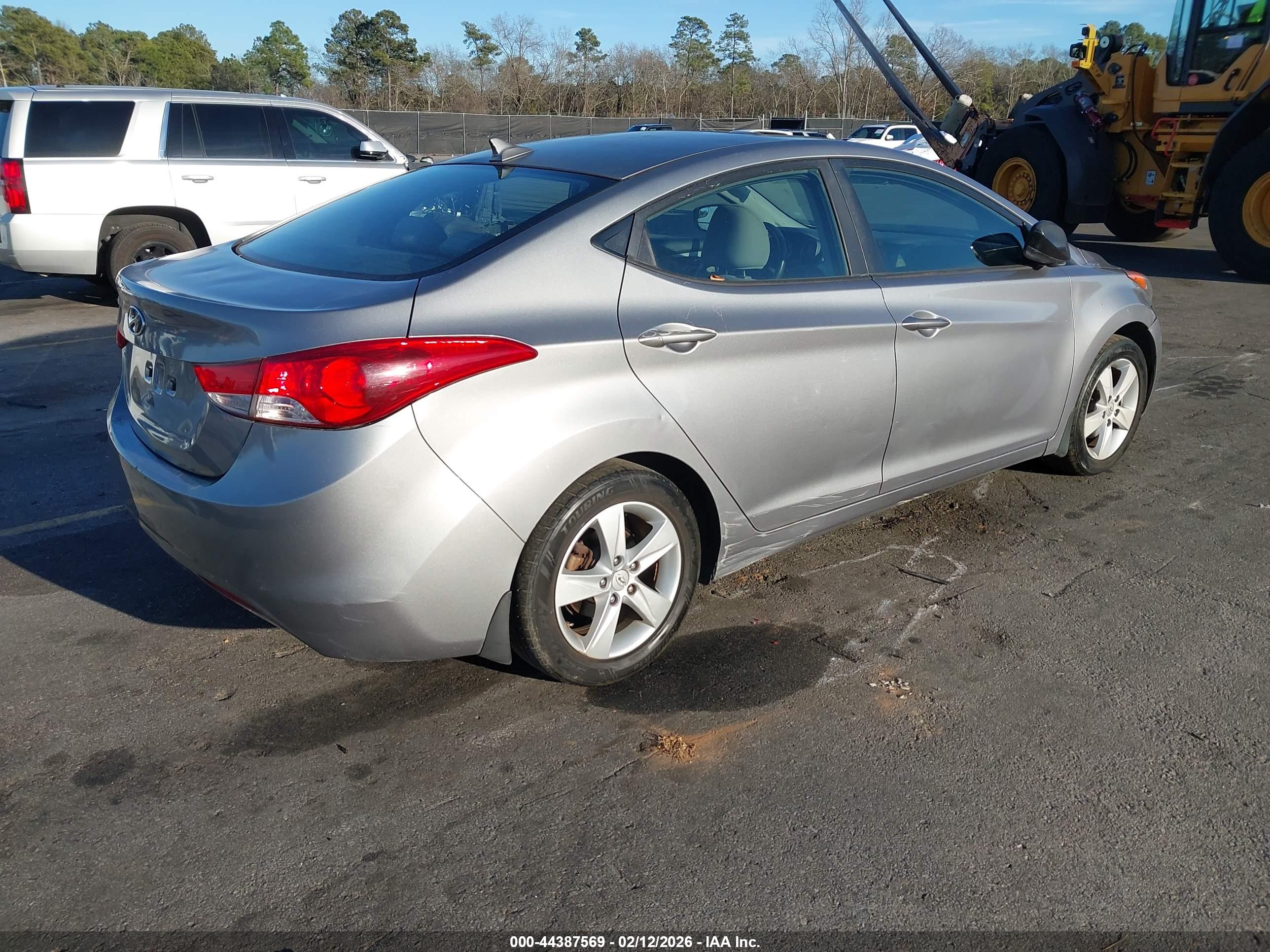 HYUNDAI ELANTRA image 4