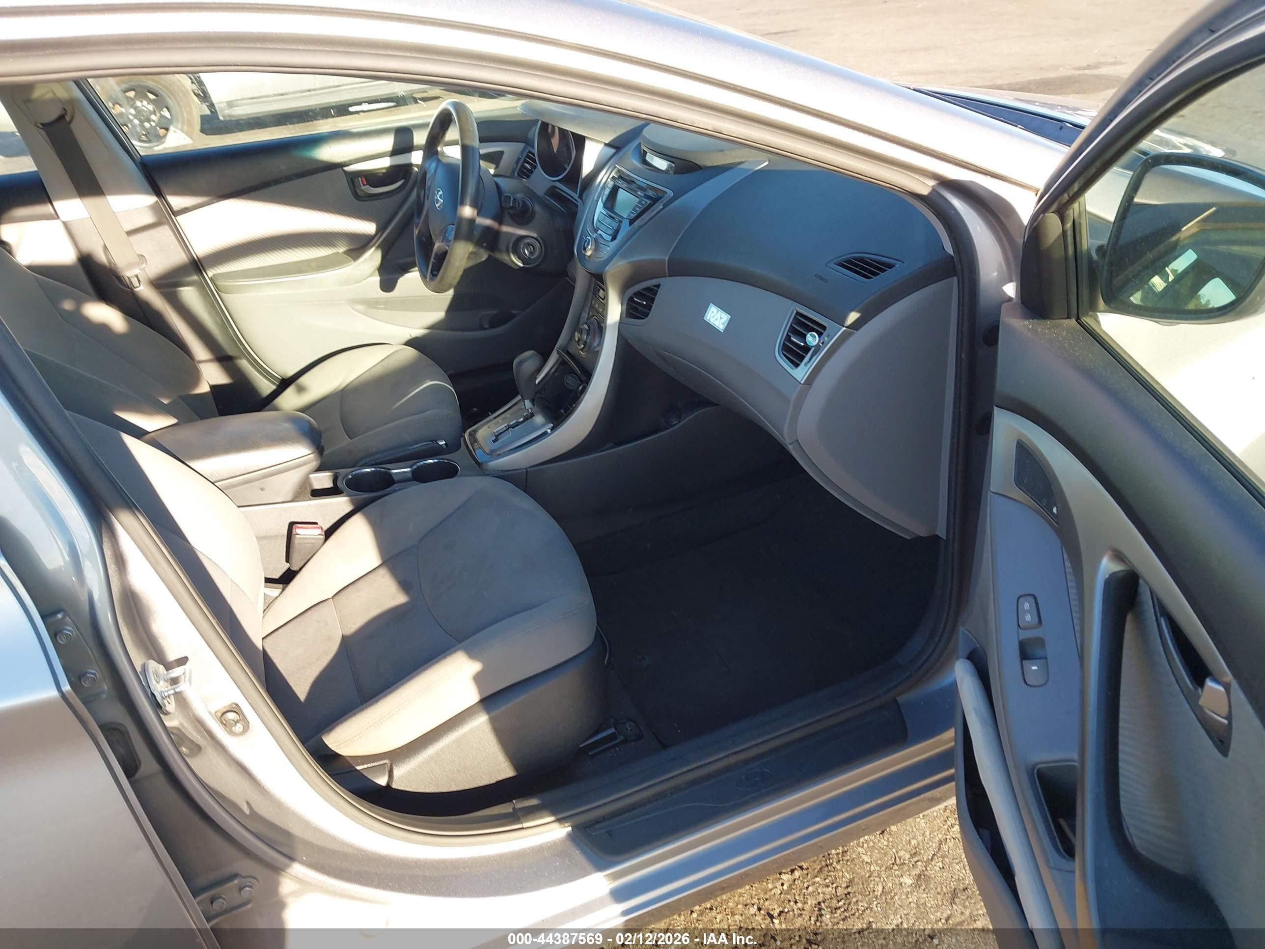 HYUNDAI ELANTRA image 5