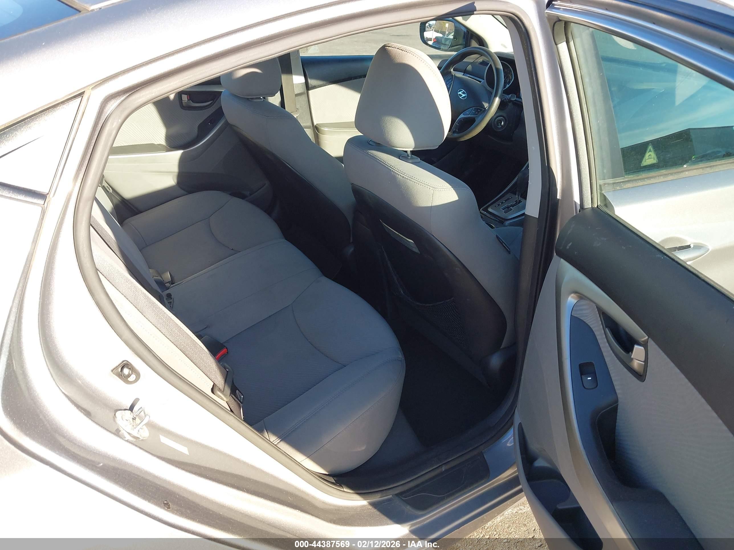 HYUNDAI ELANTRA image 8