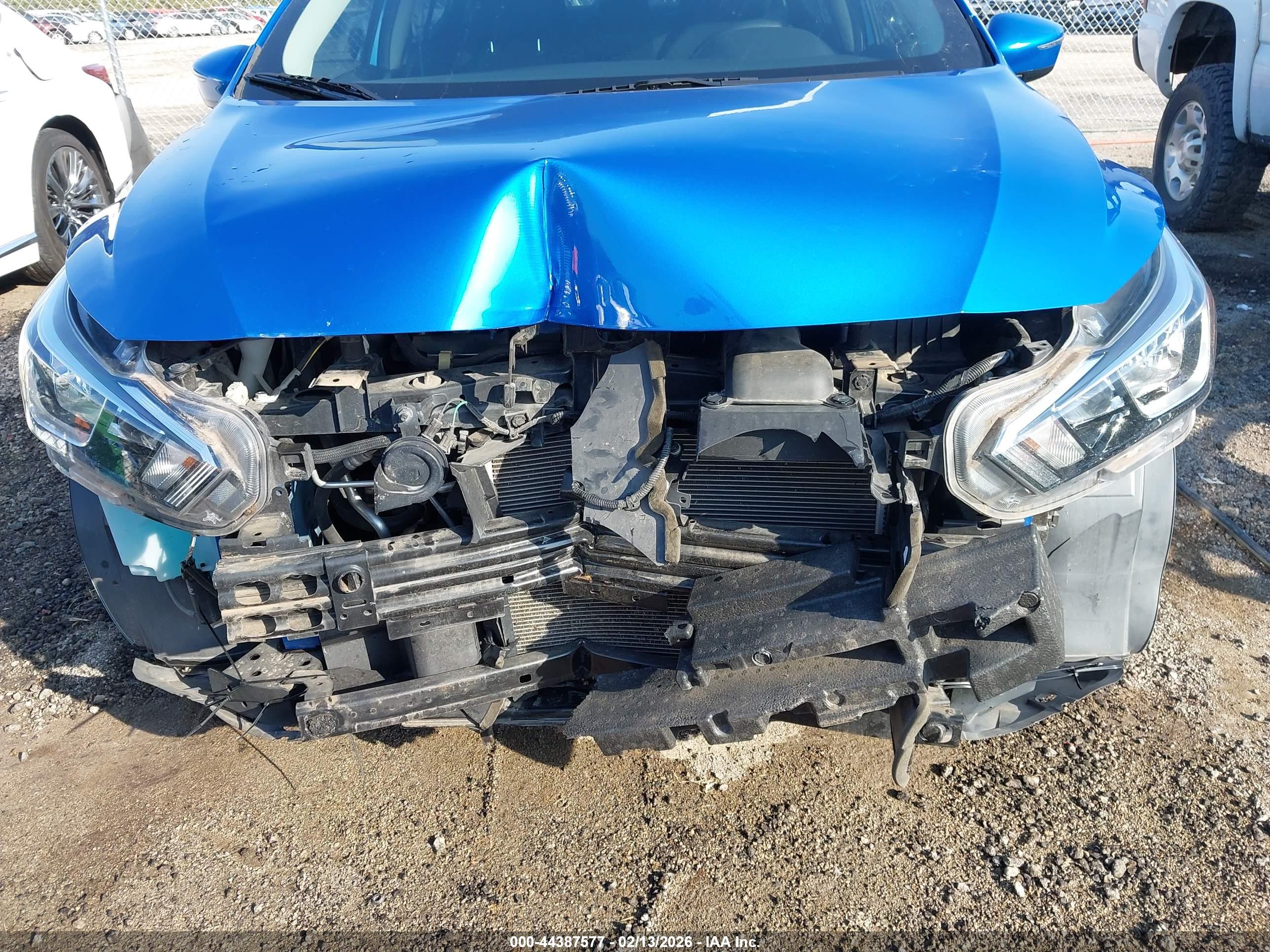 NISSAN VERSA image 6