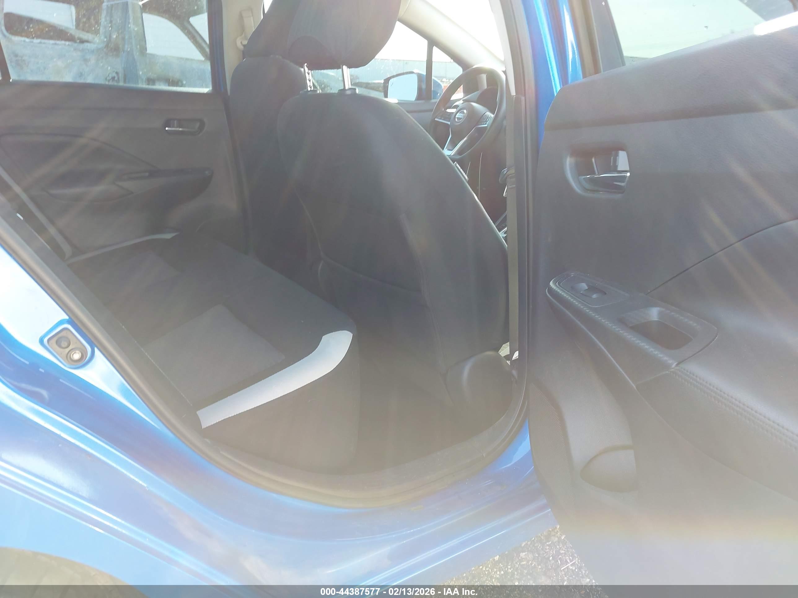 NISSAN VERSA image 8