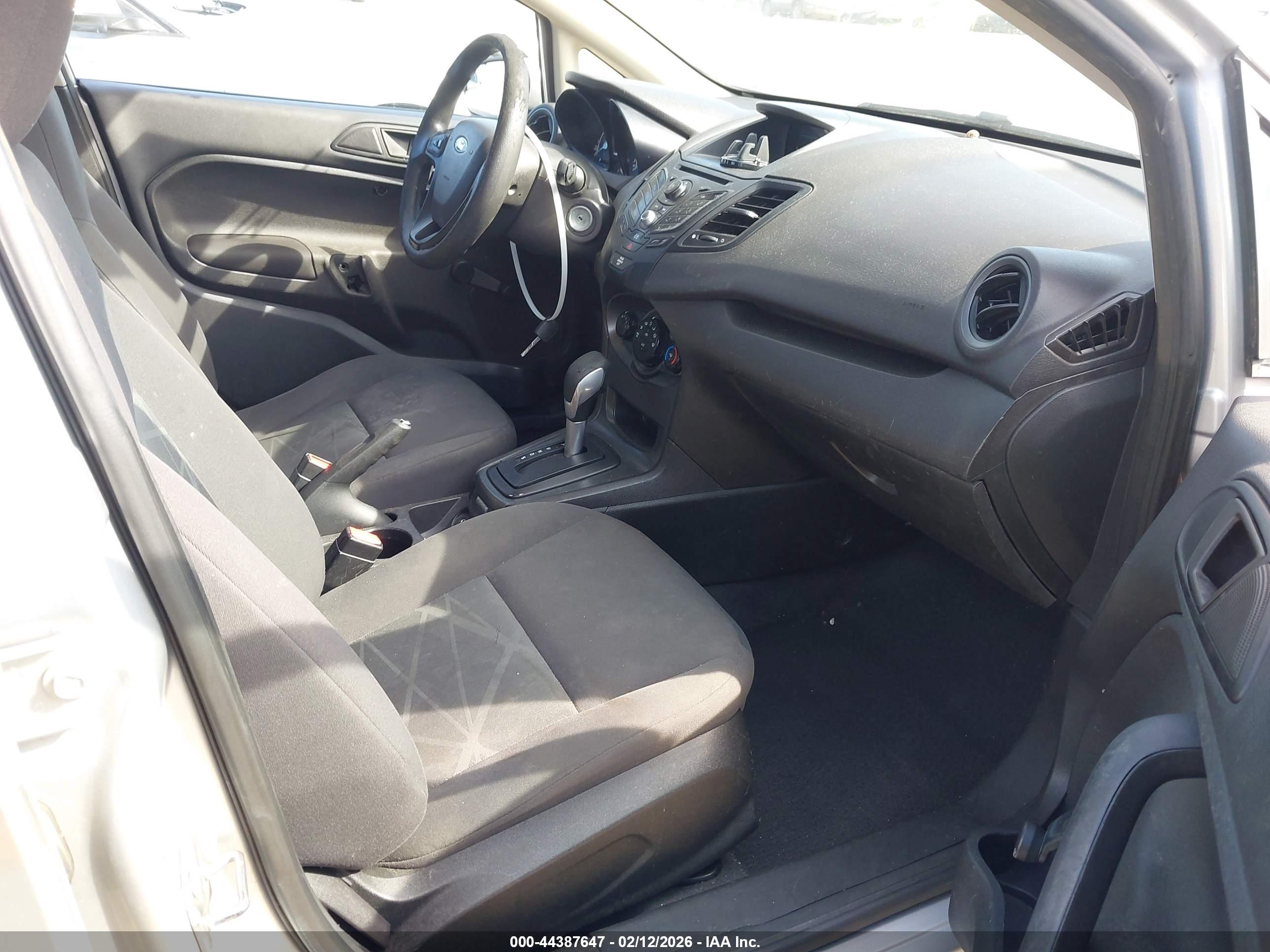 FORD FIESTA image 5