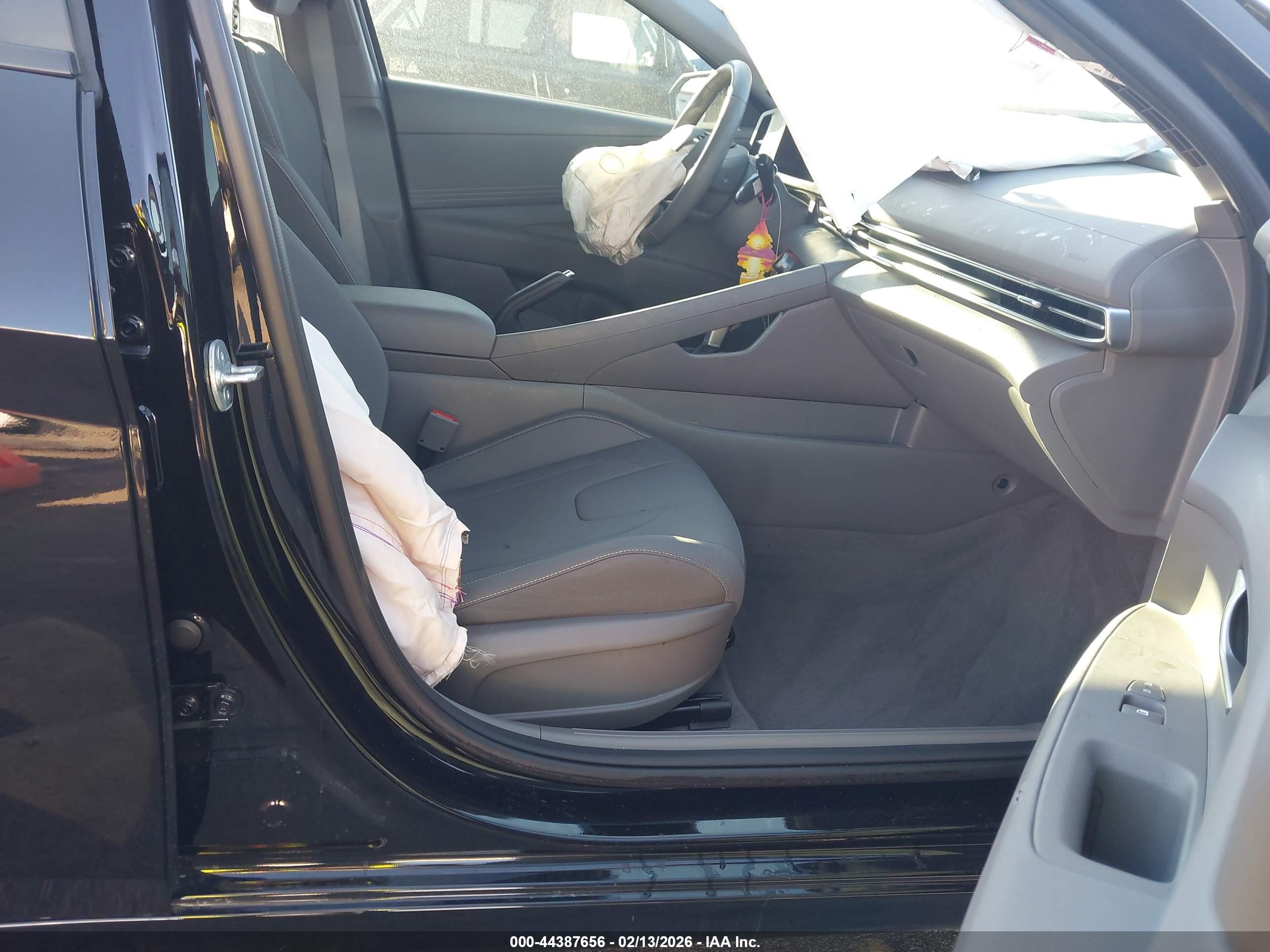 HYUNDAI ELANTRA image 5
