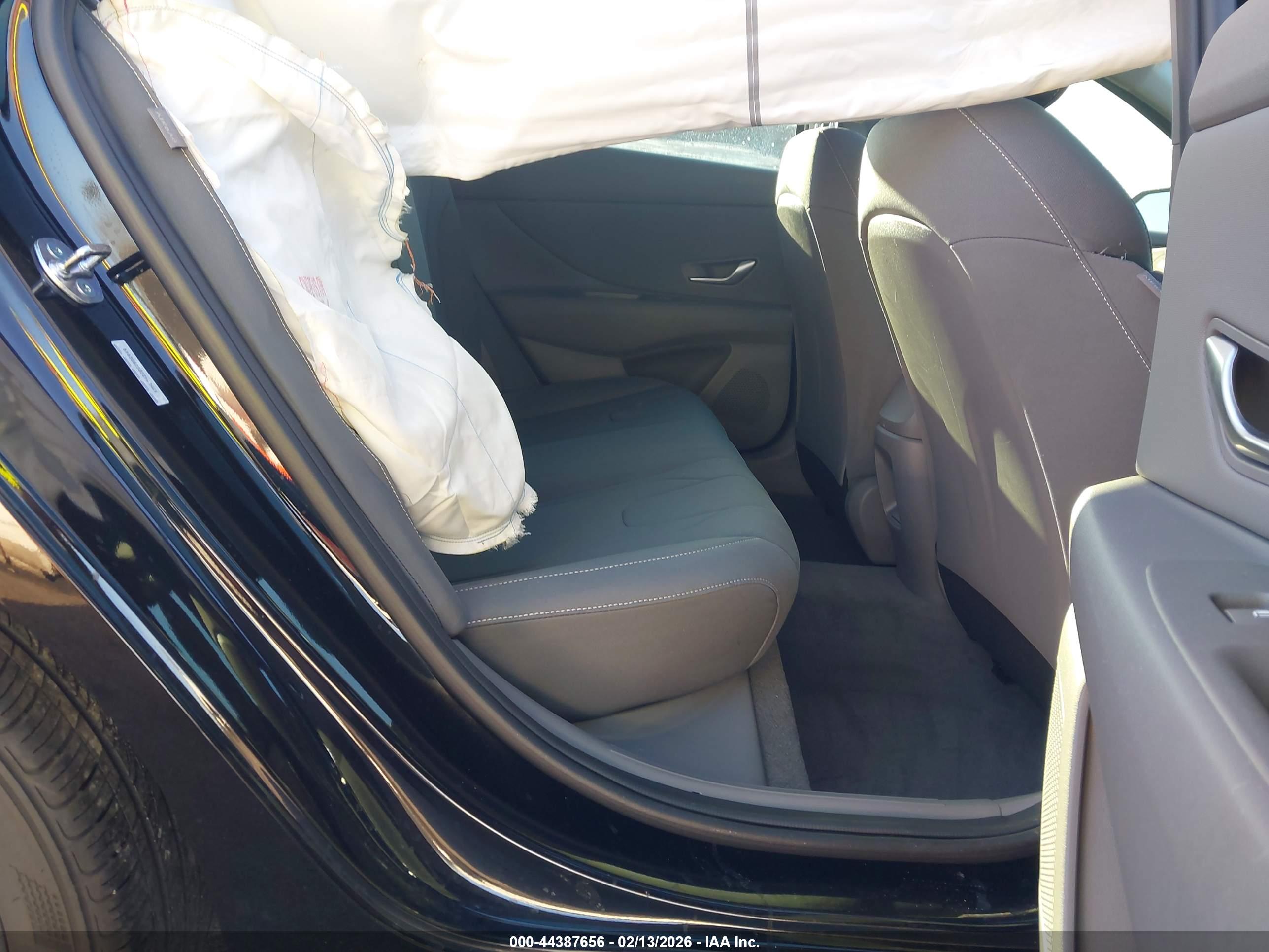 HYUNDAI ELANTRA image 8