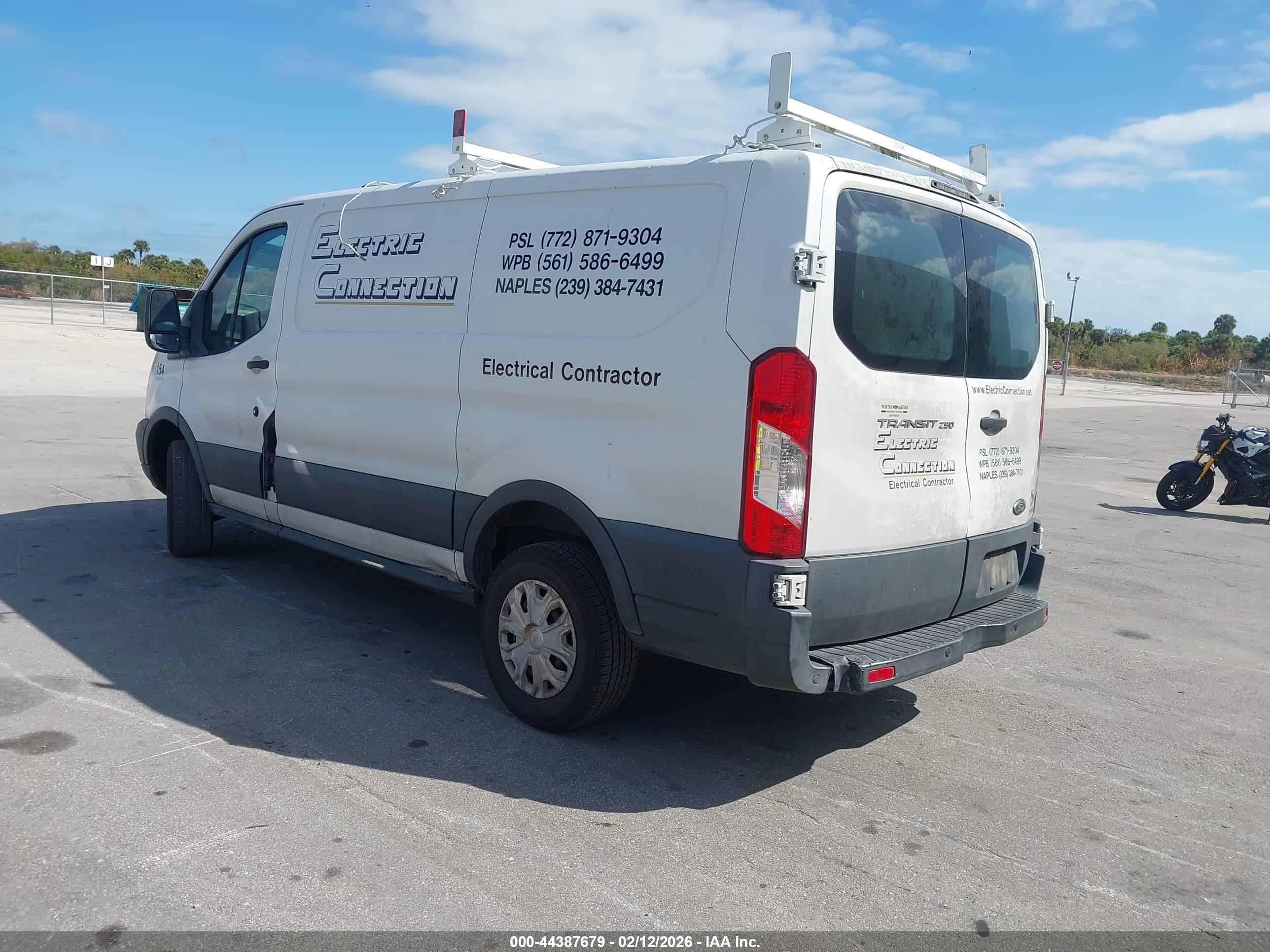 FORD TRANSIT-250 image 3