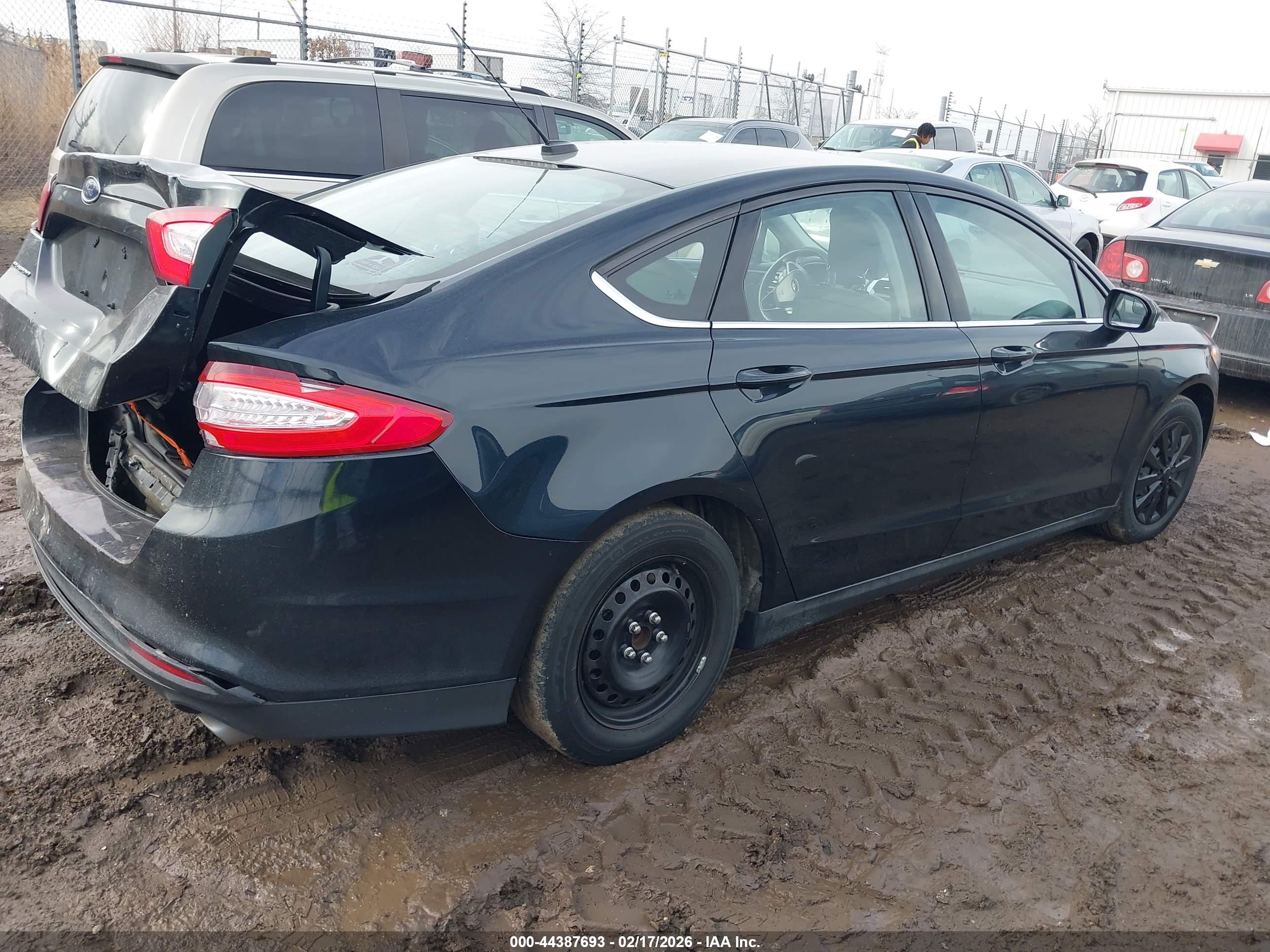 FORD FUSION image 4