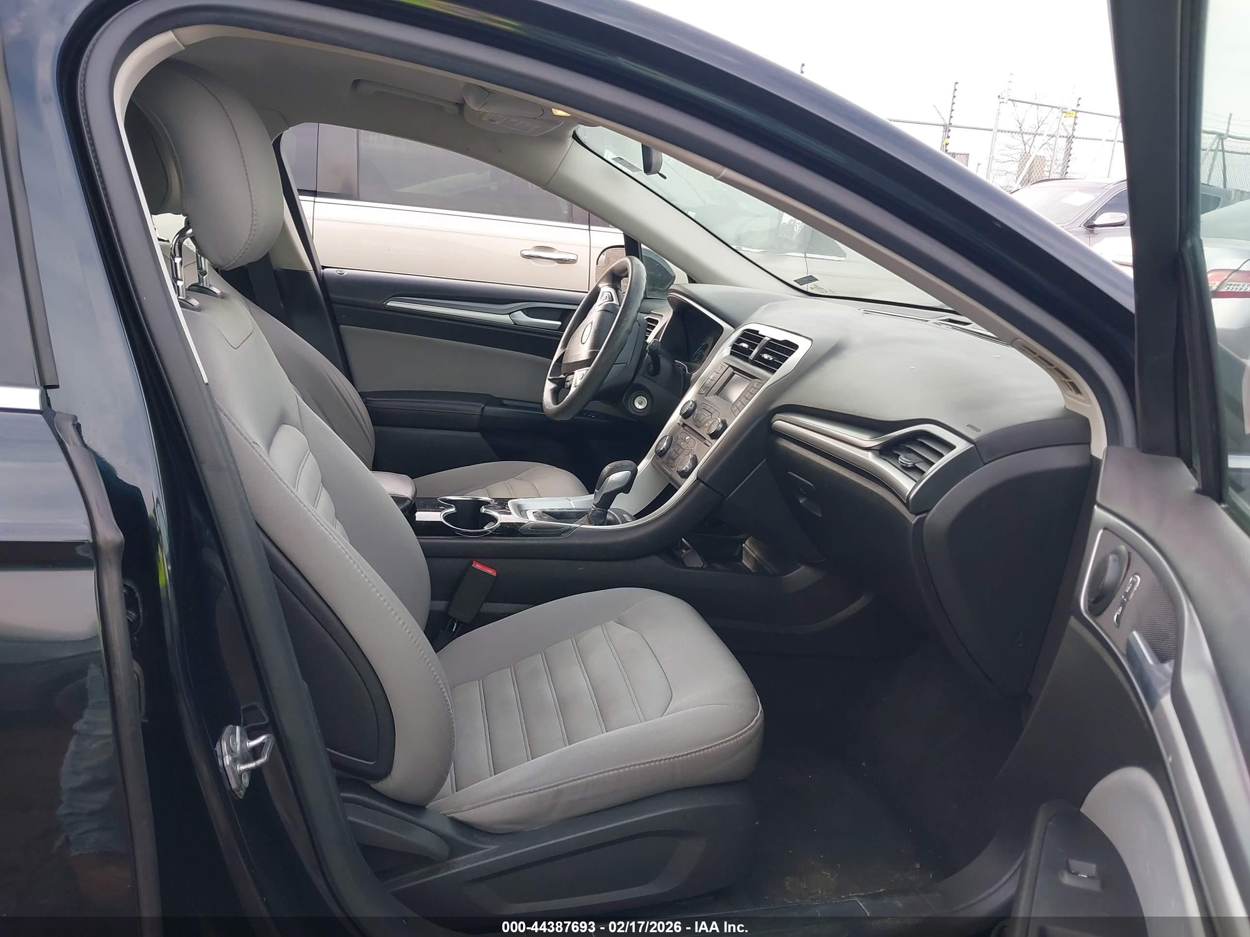FORD FUSION image 5