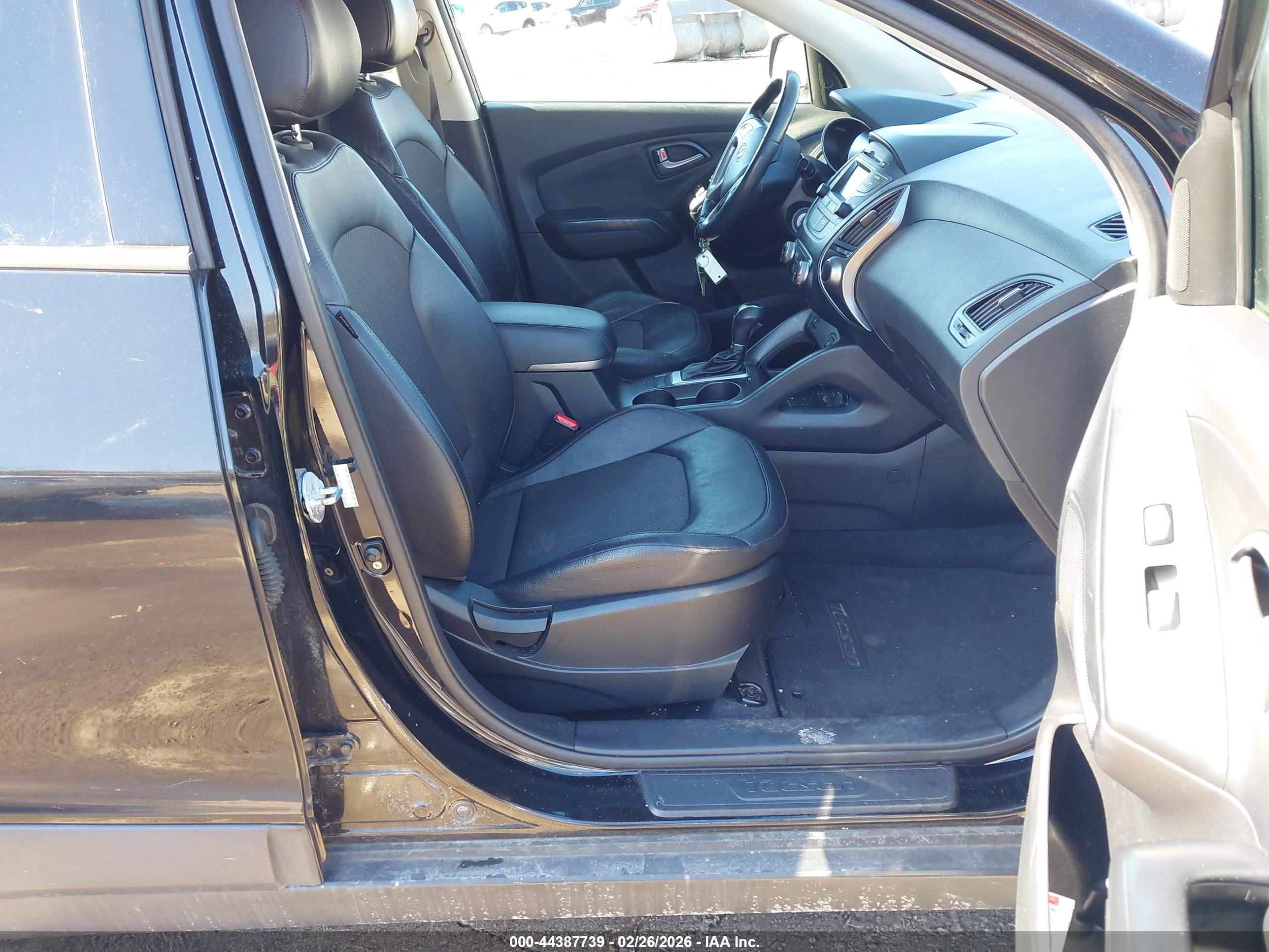 HYUNDAI TUCSON image 5