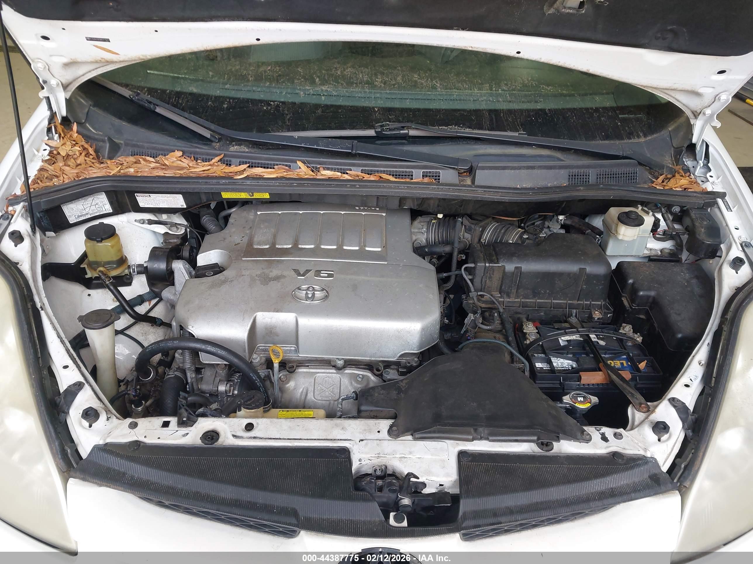 TOYOTA SIENNA image 10