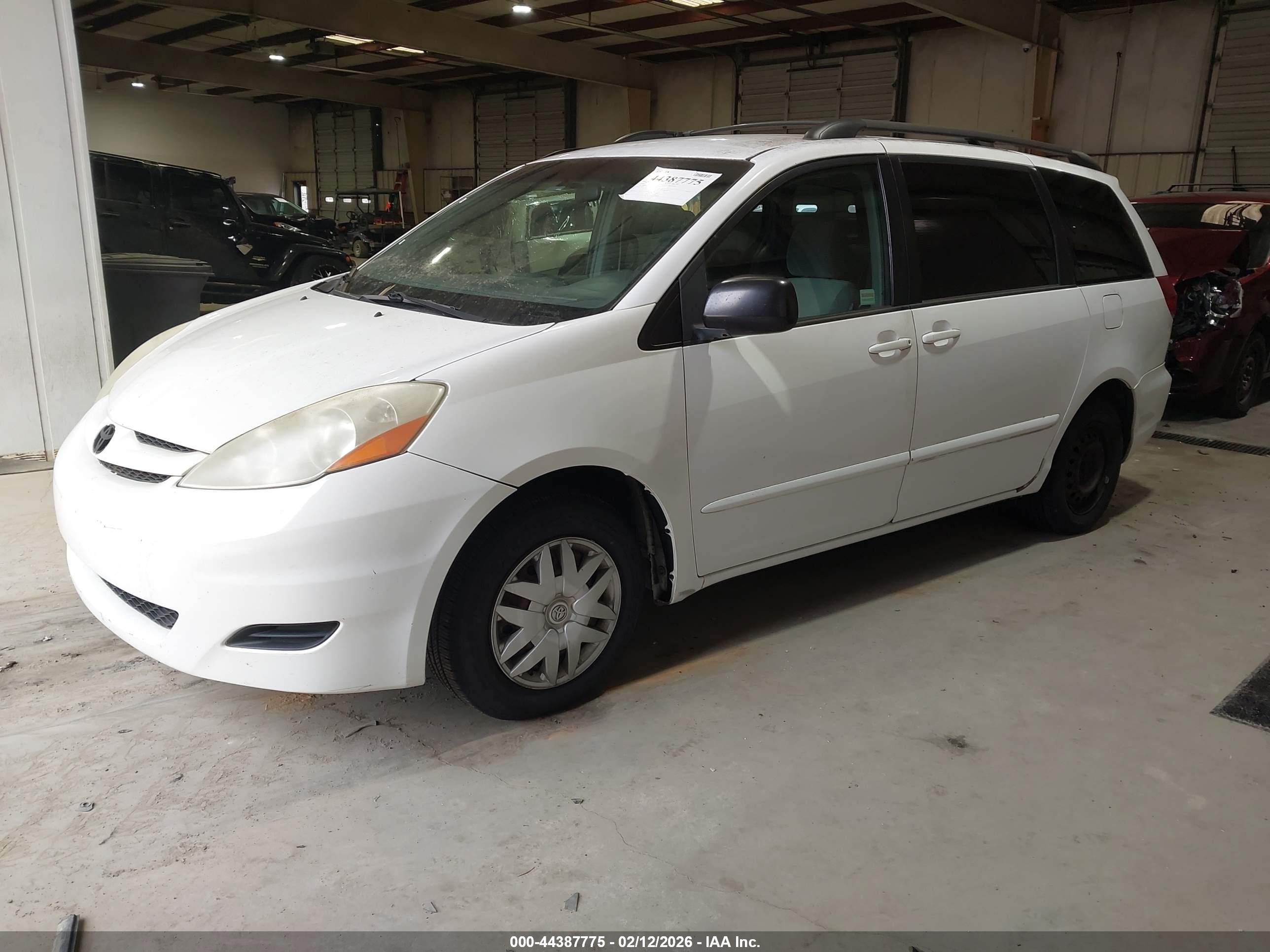 TOYOTA SIENNA image 2
