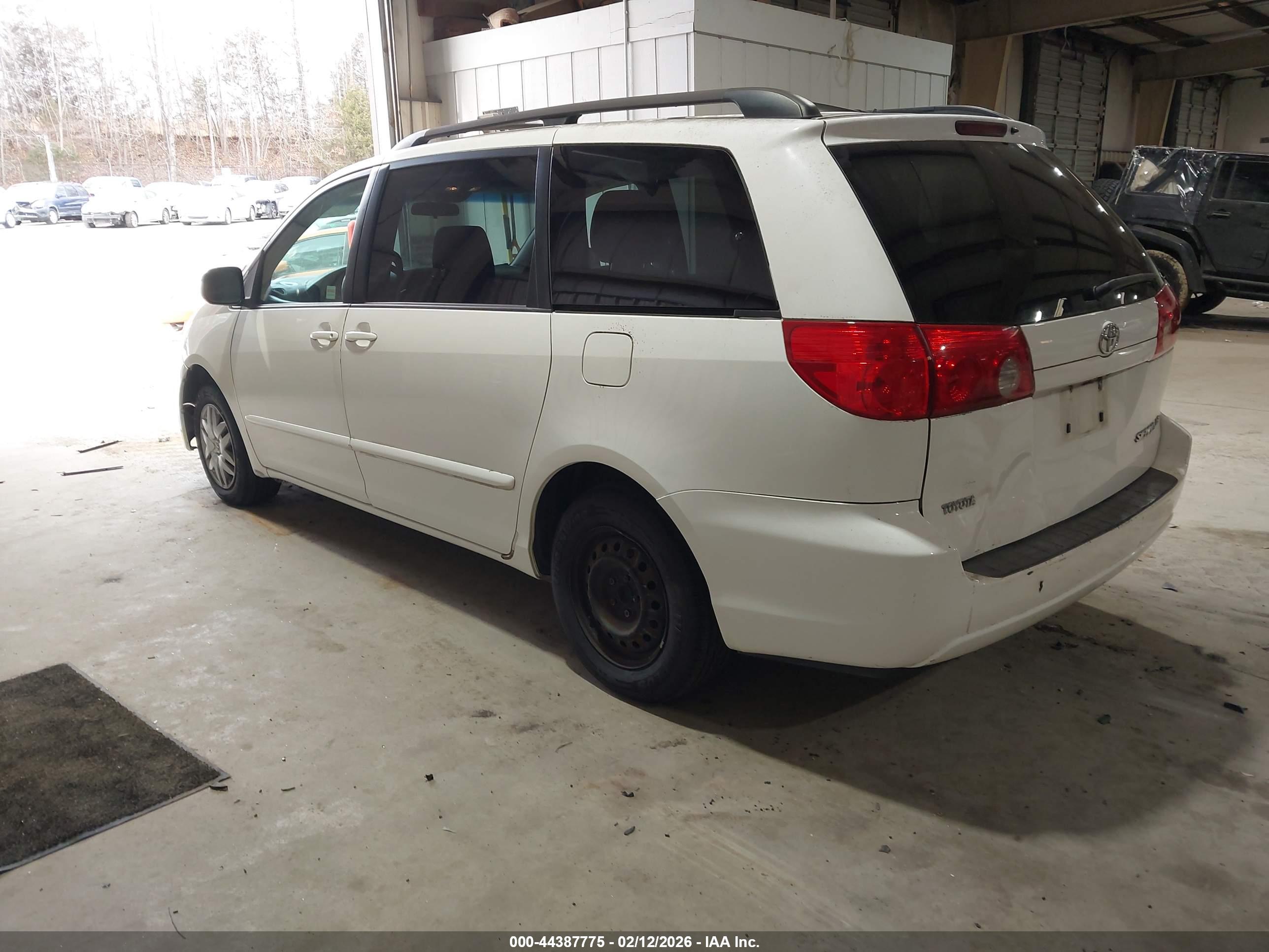 TOYOTA SIENNA image 3