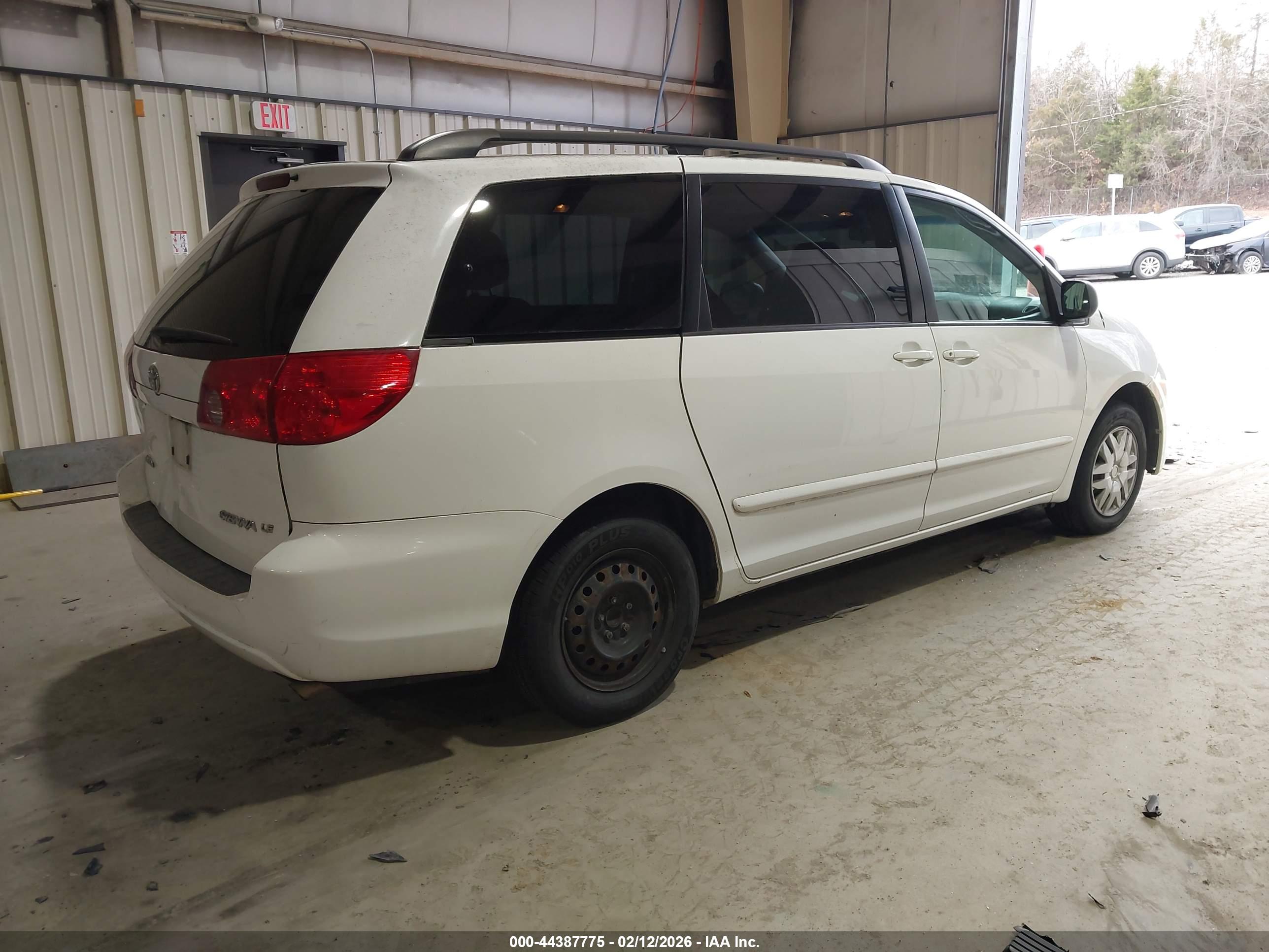 TOYOTA SIENNA image 4