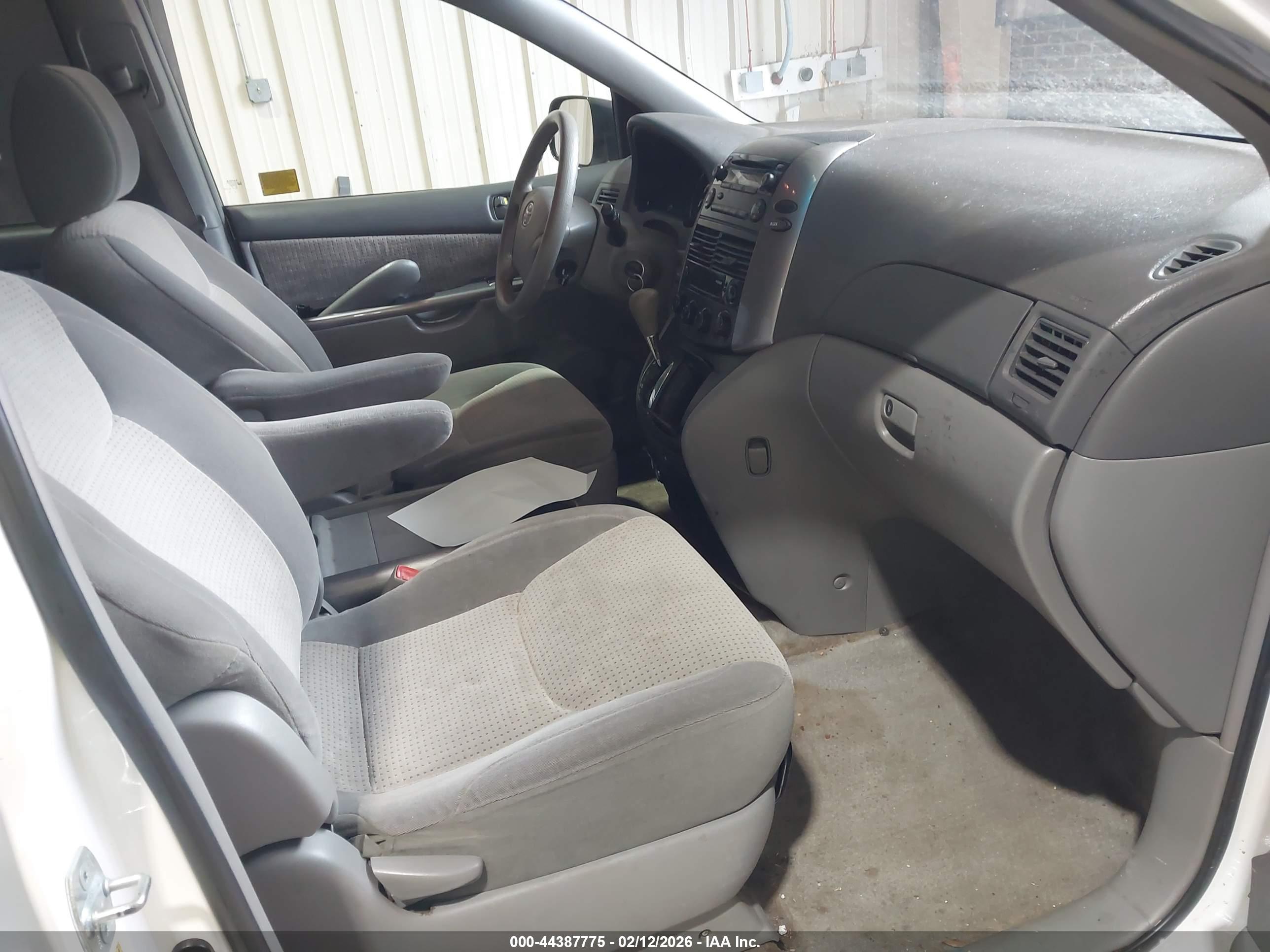TOYOTA SIENNA image 5