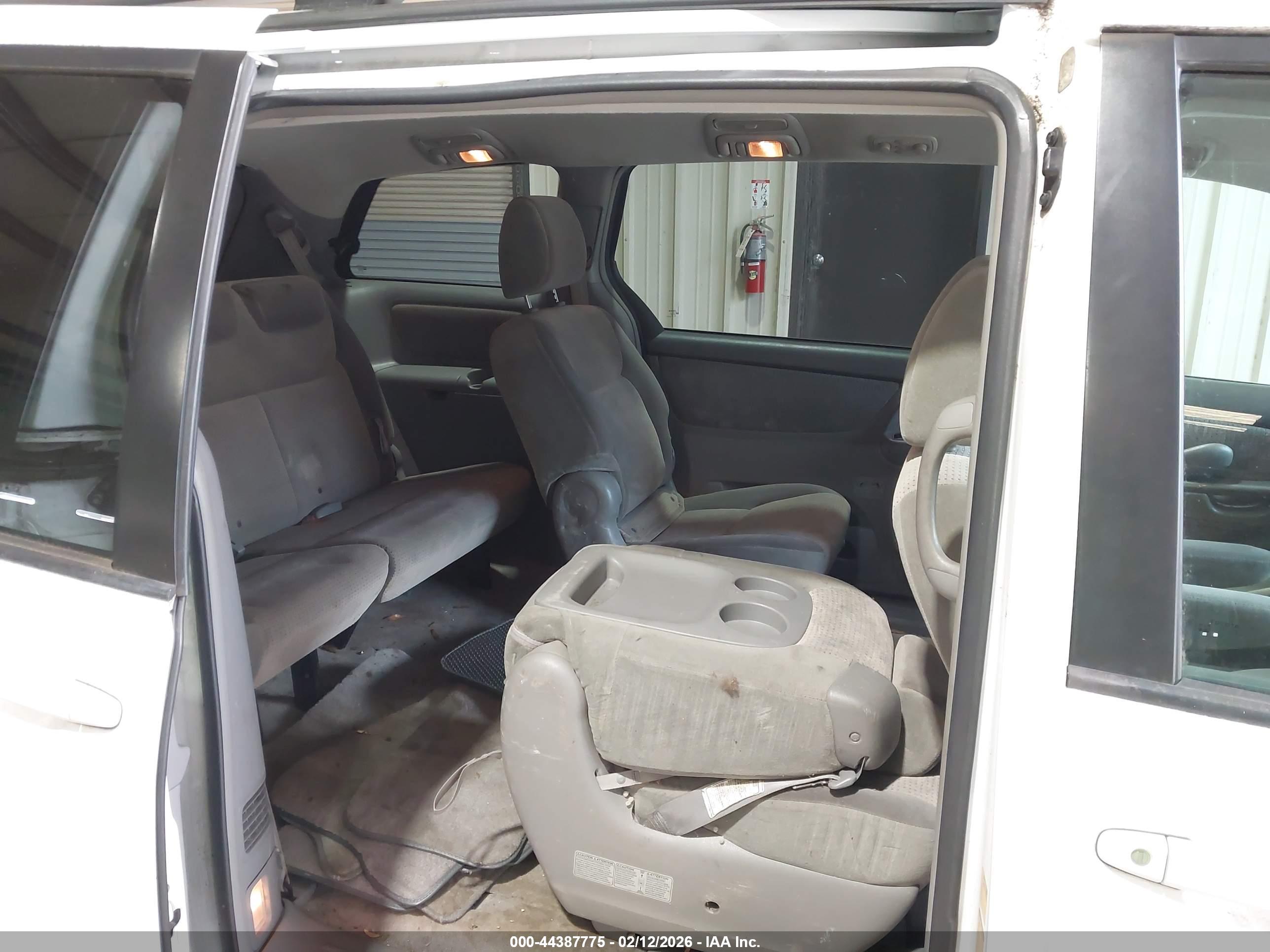 TOYOTA SIENNA image 8