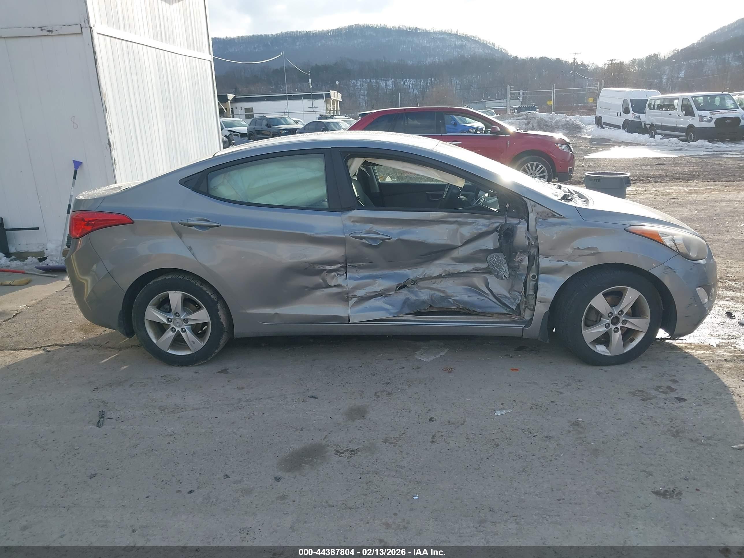 HYUNDAI ELANTRA image 6