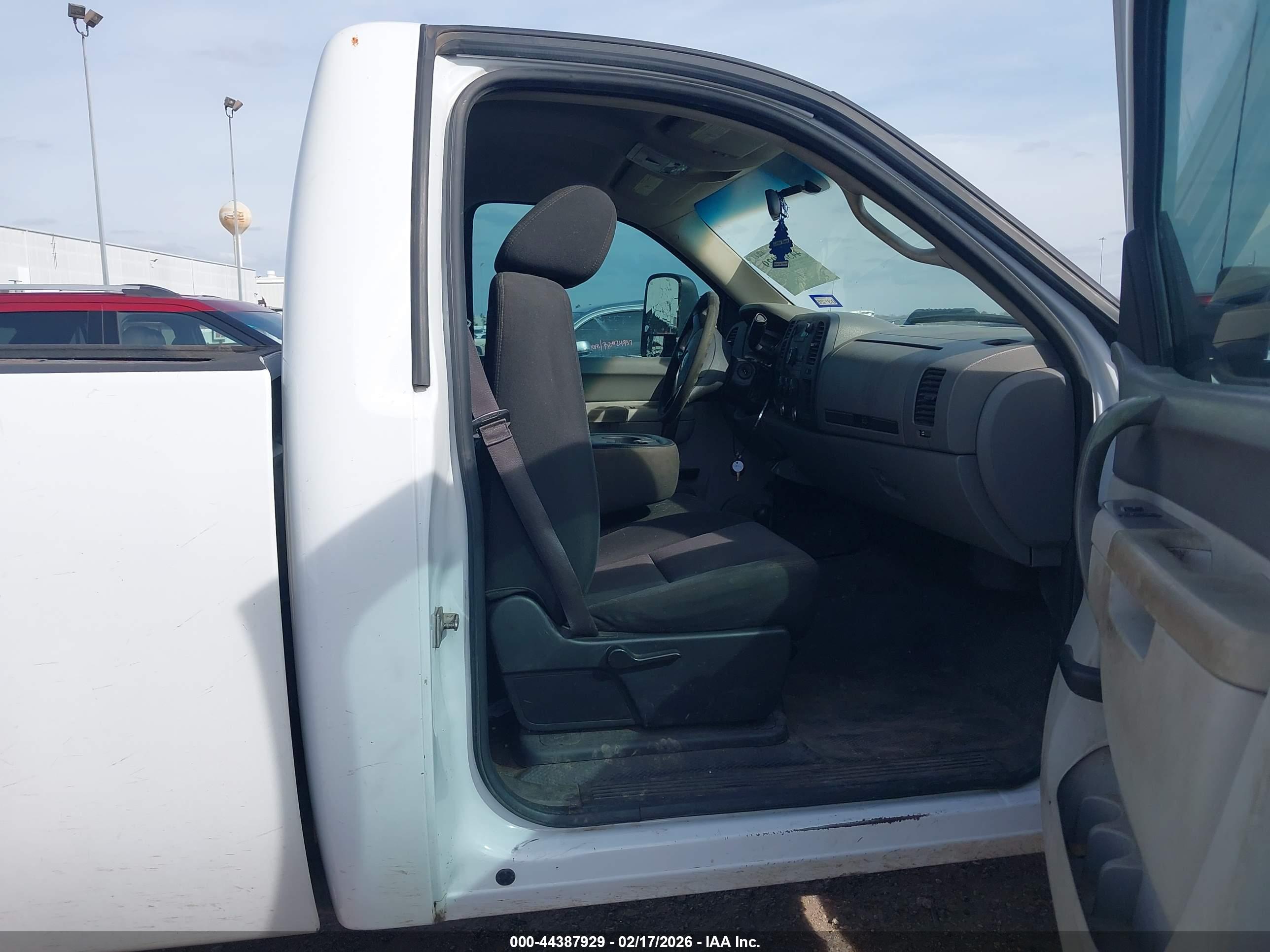 CHEVROLET SILVERADO image 5