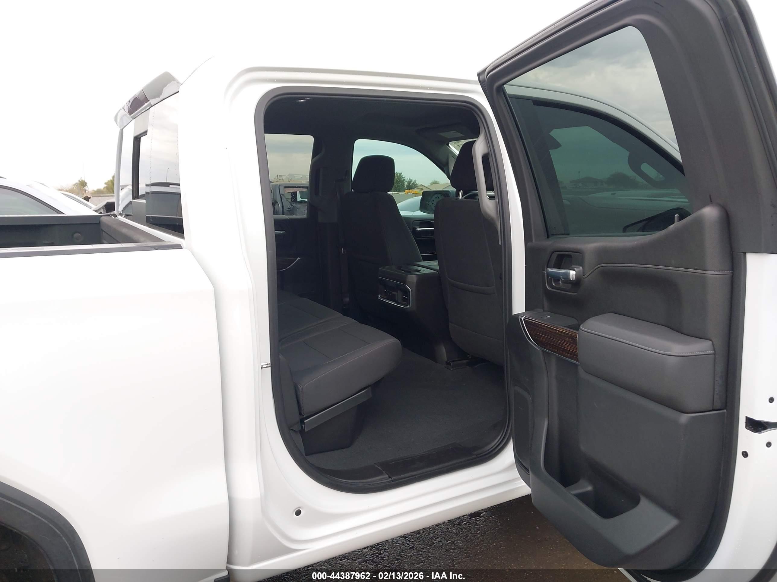 GMC SIERRA image 8