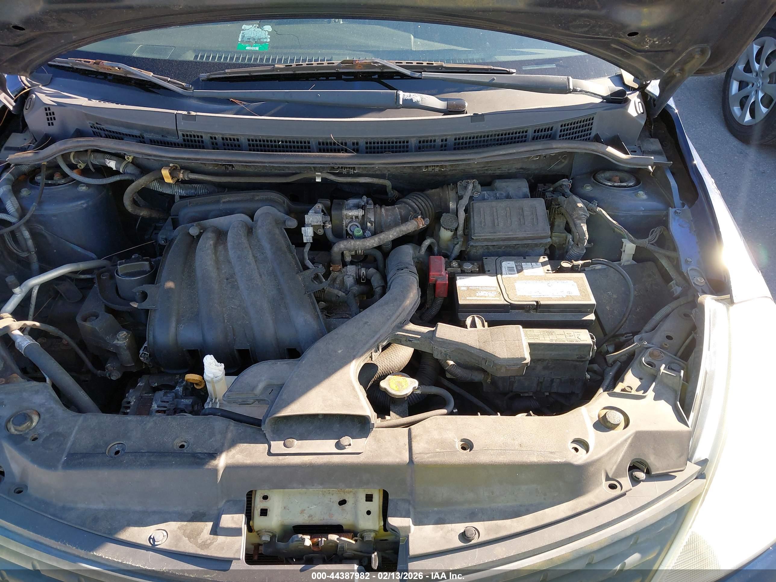 NISSAN VERSA image 10