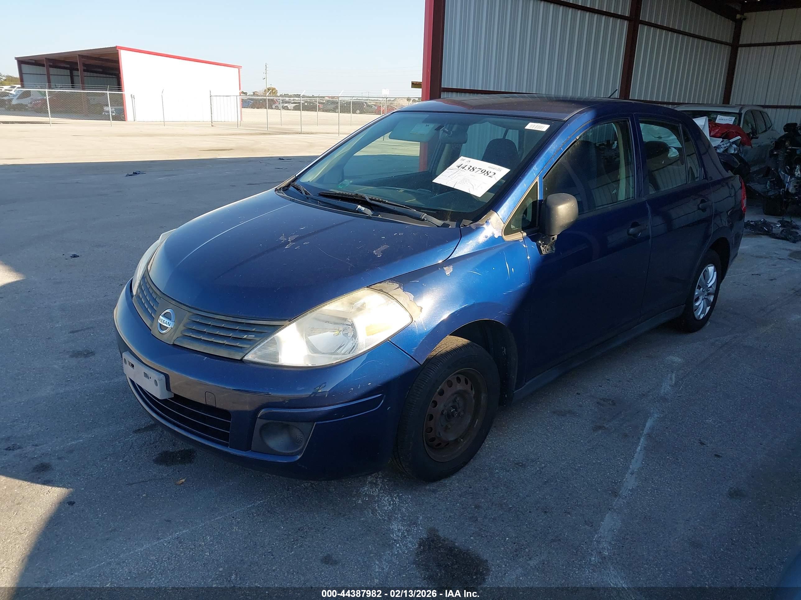 NISSAN VERSA image 2