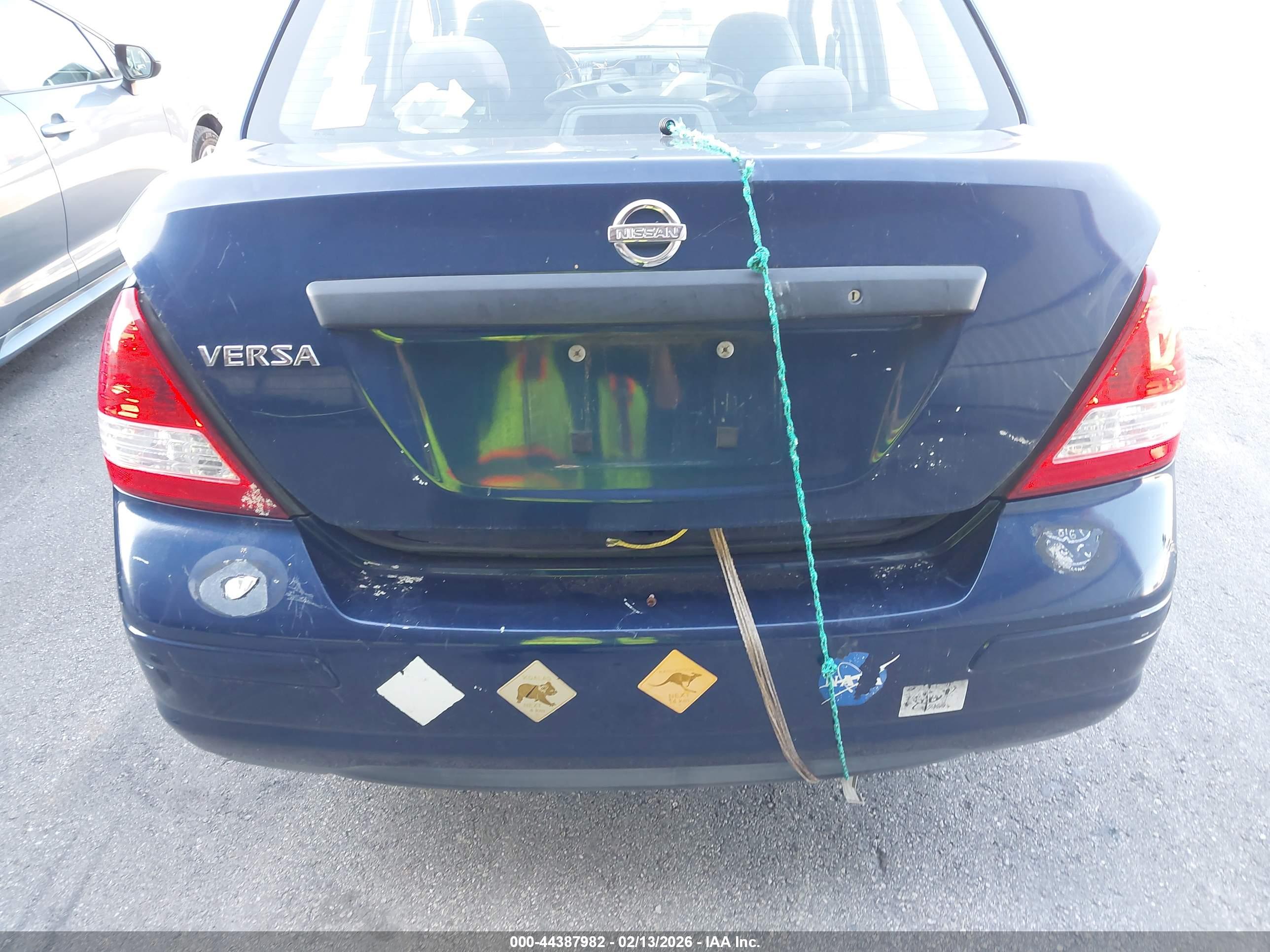 NISSAN VERSA image 6