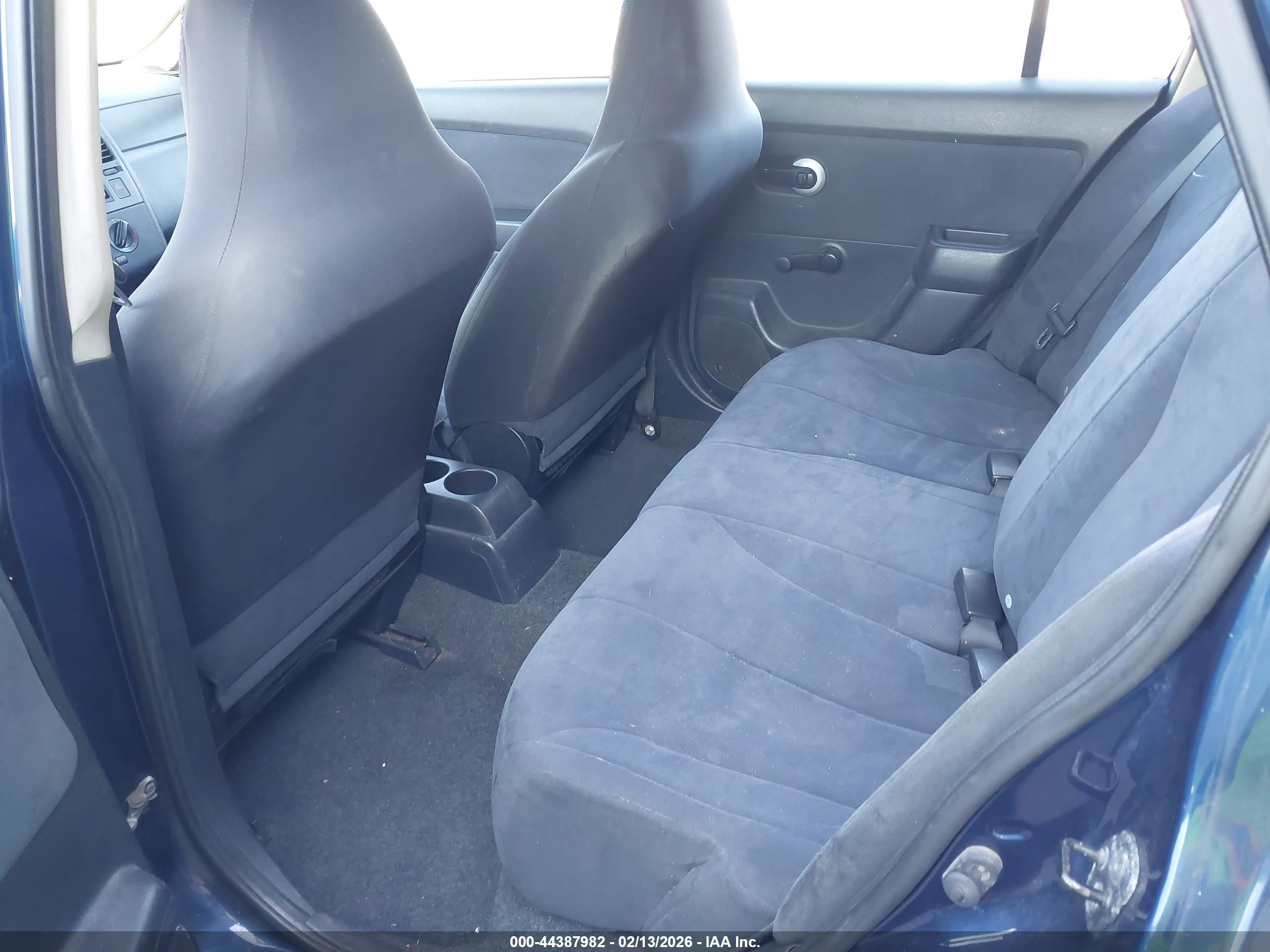 NISSAN VERSA image 8
