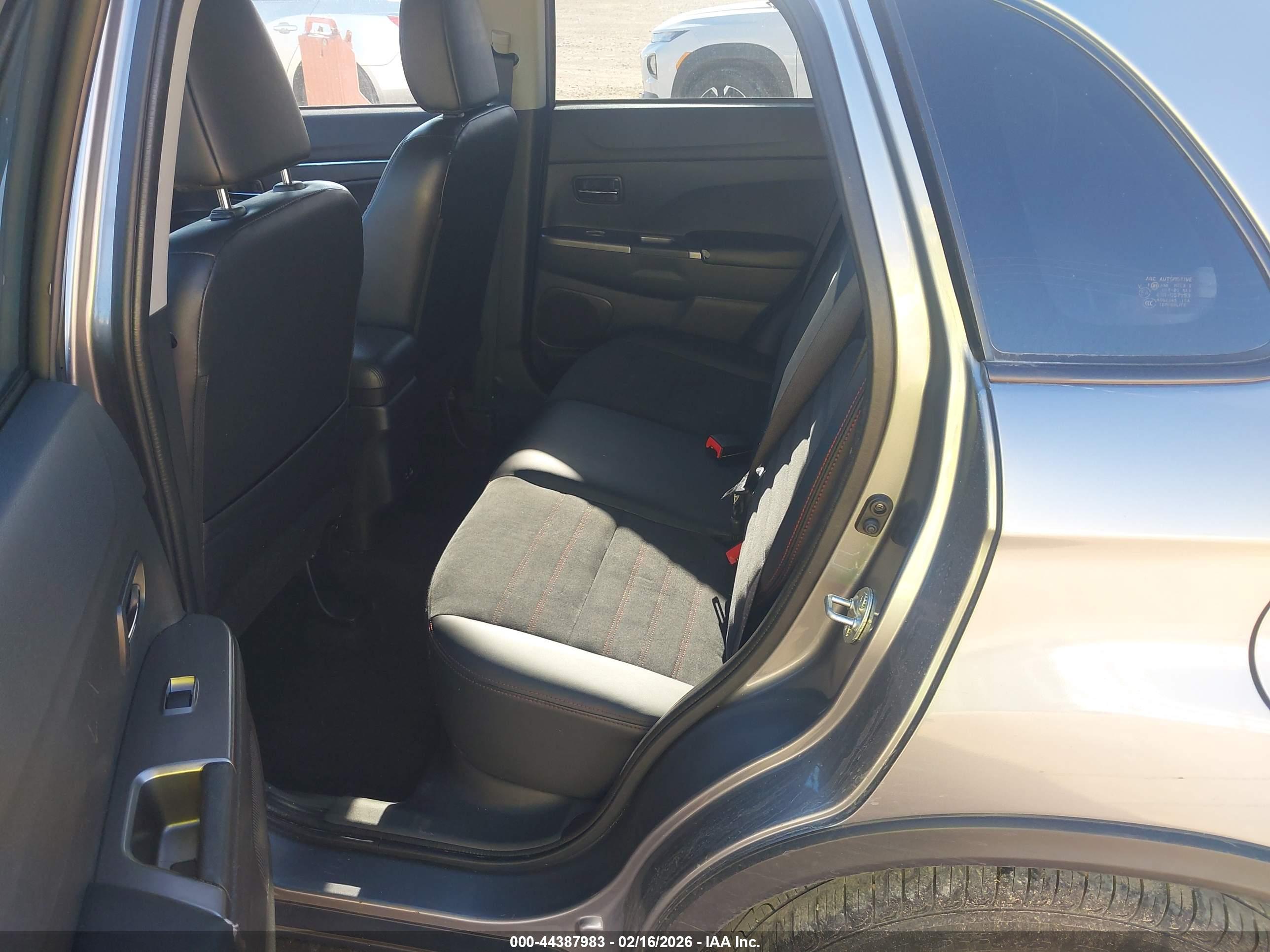 MITSUBISHI OUTLANDER image 8