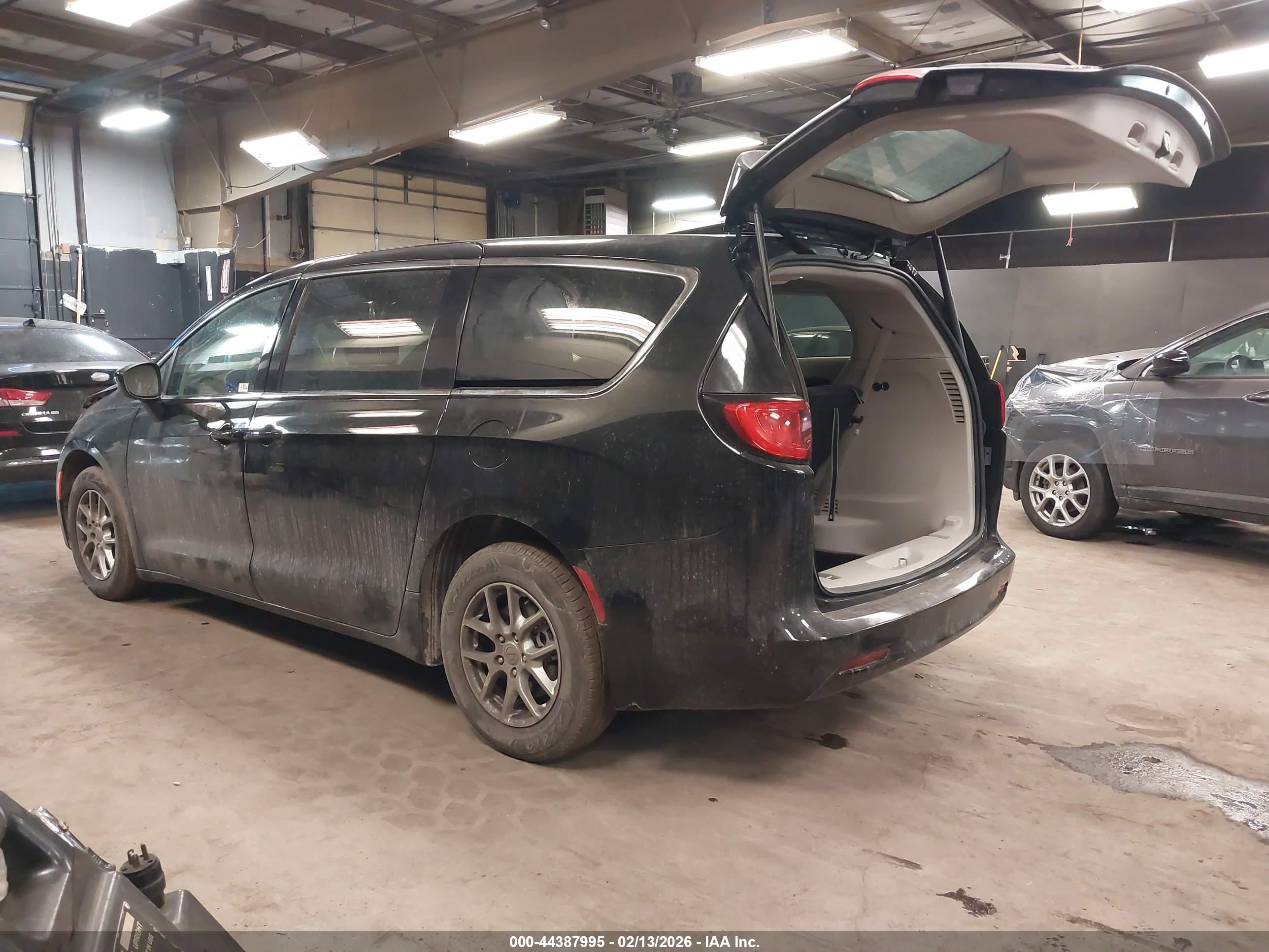 CHRYSLER VOYAGER image 3
