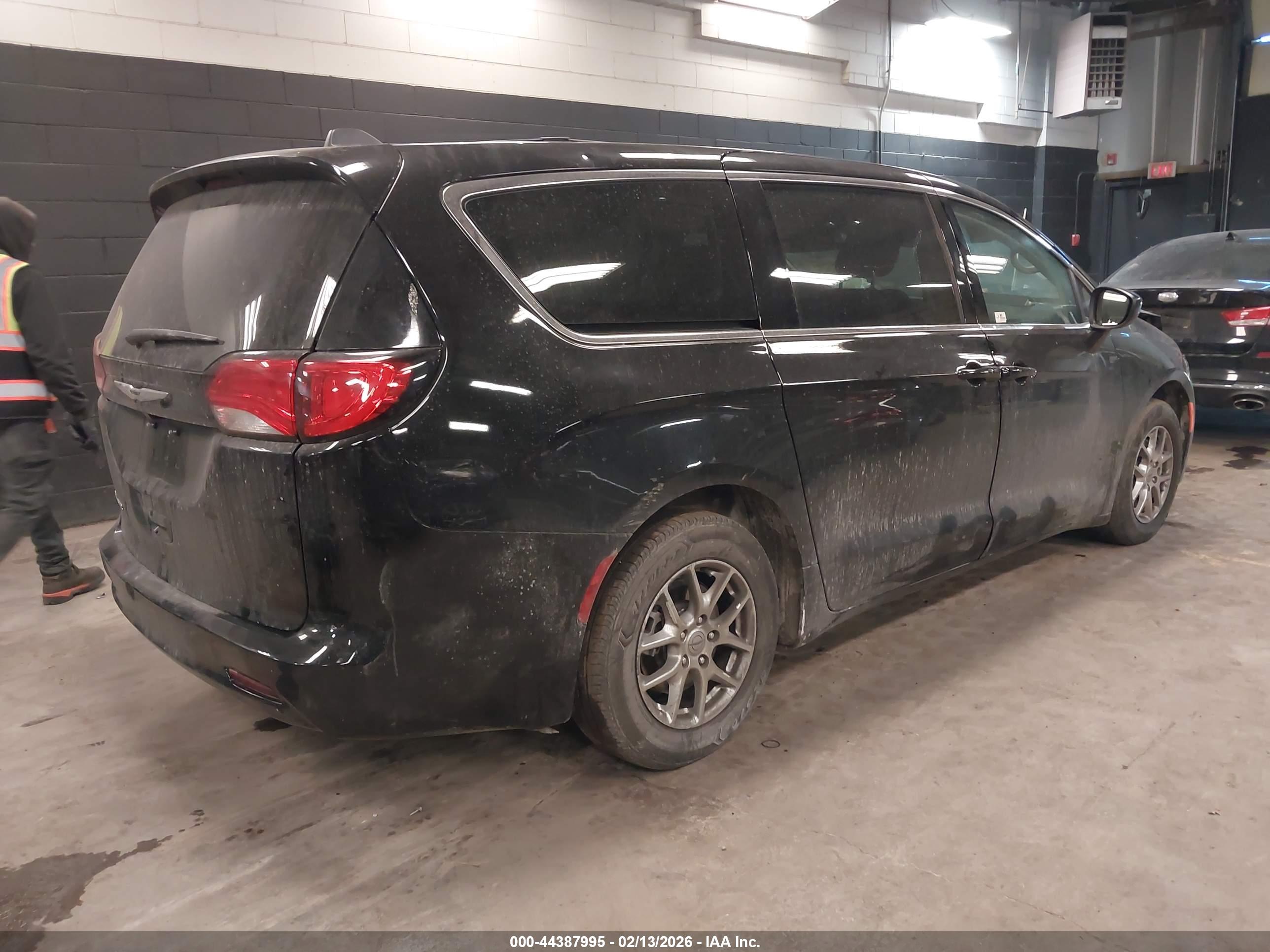 CHRYSLER VOYAGER image 4