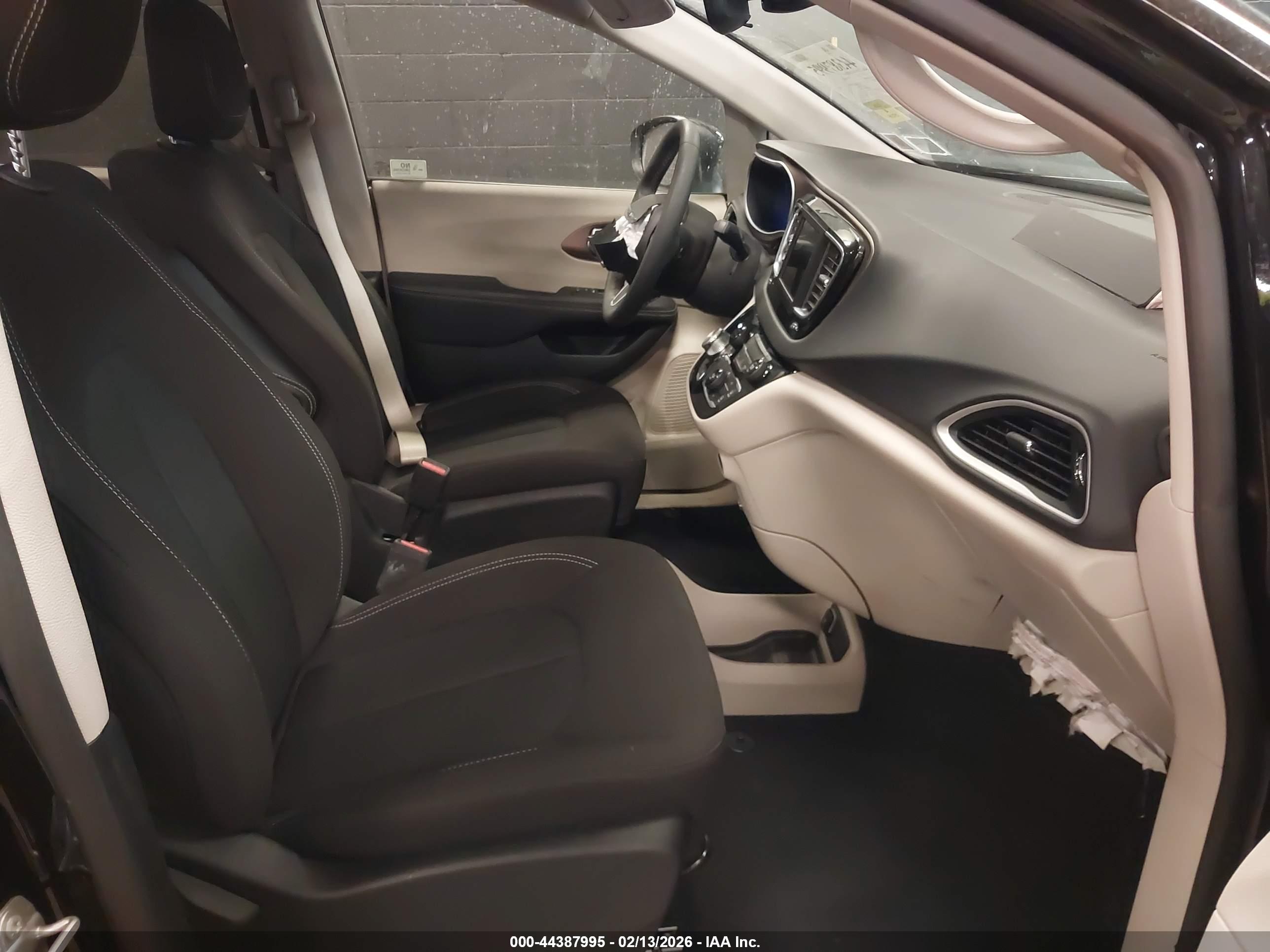 CHRYSLER VOYAGER image 5