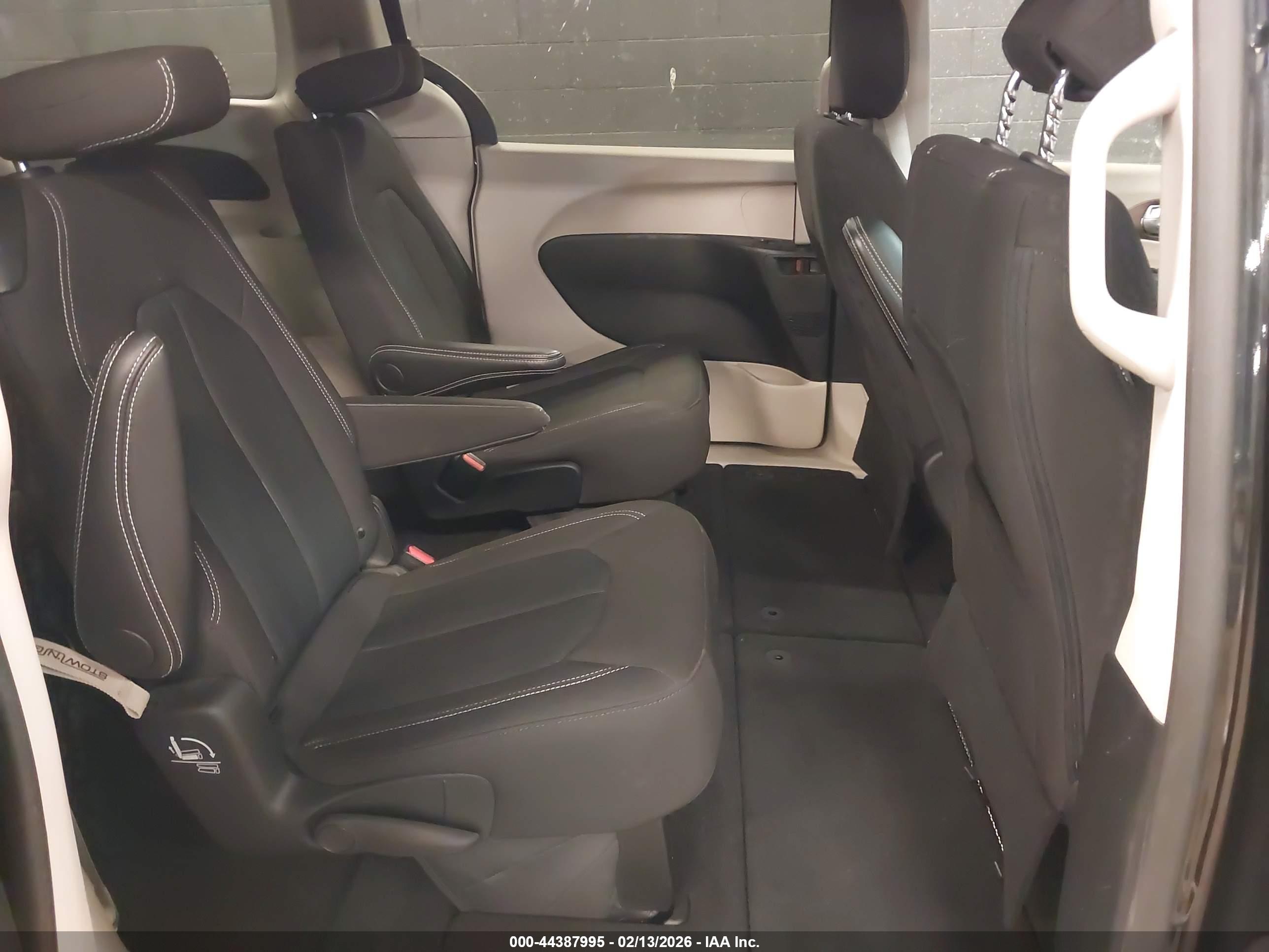 CHRYSLER VOYAGER image 8