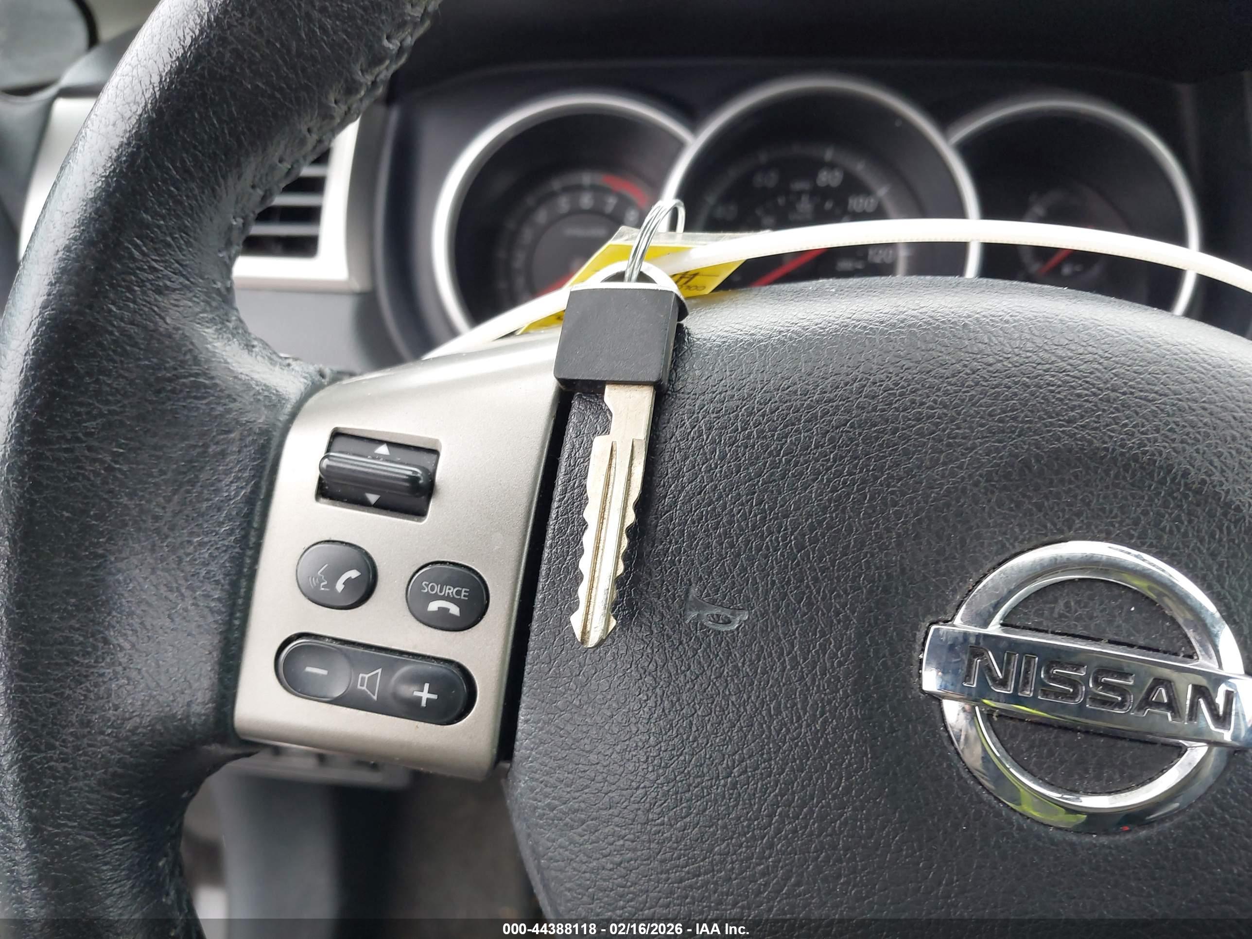 NISSAN VERSA image 11