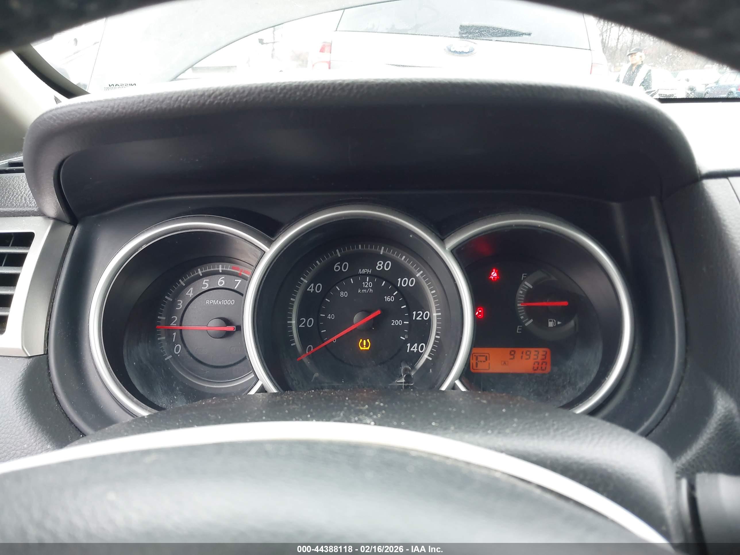 NISSAN VERSA image 7