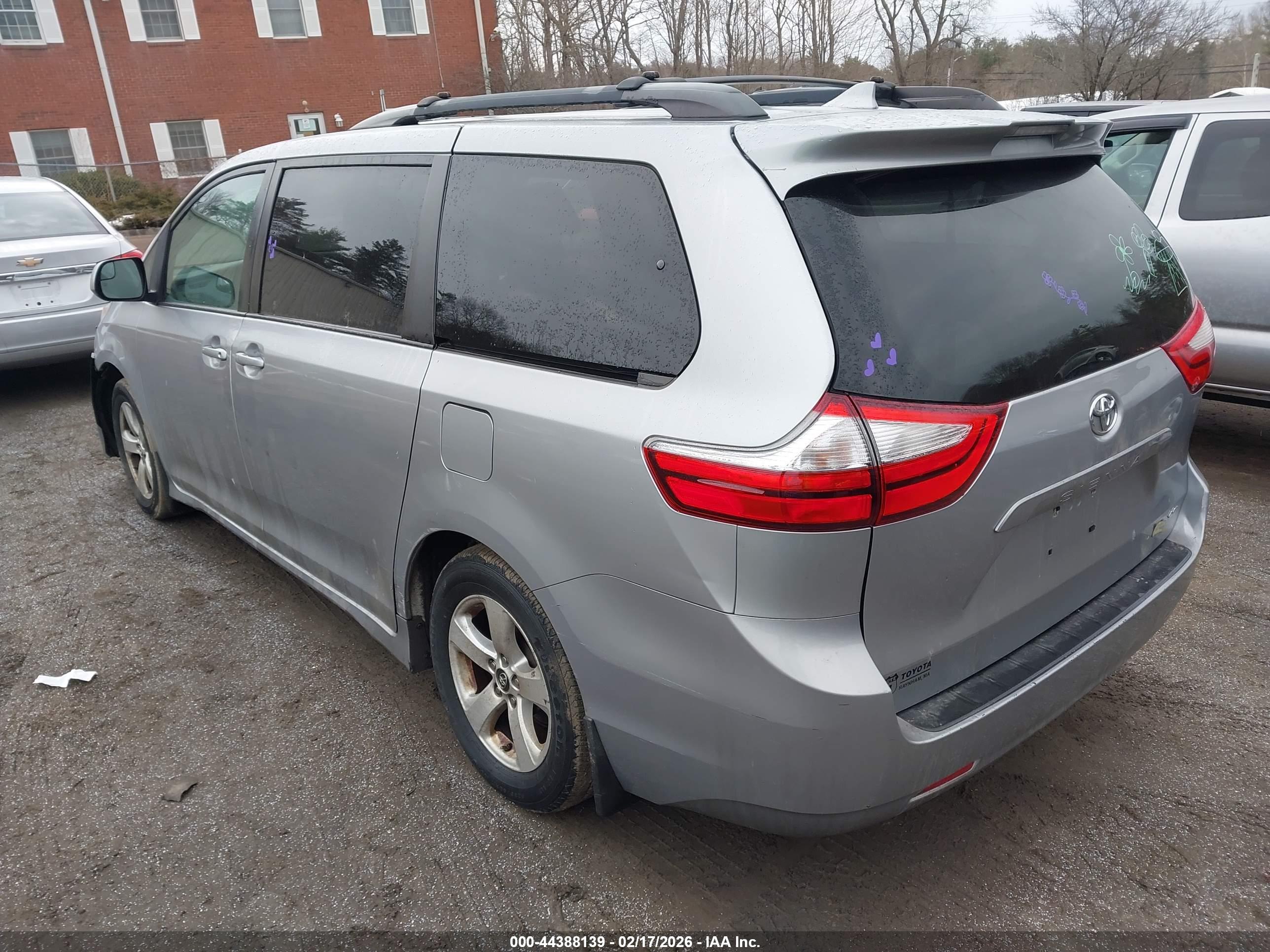TOYOTA SIENNA image 3
