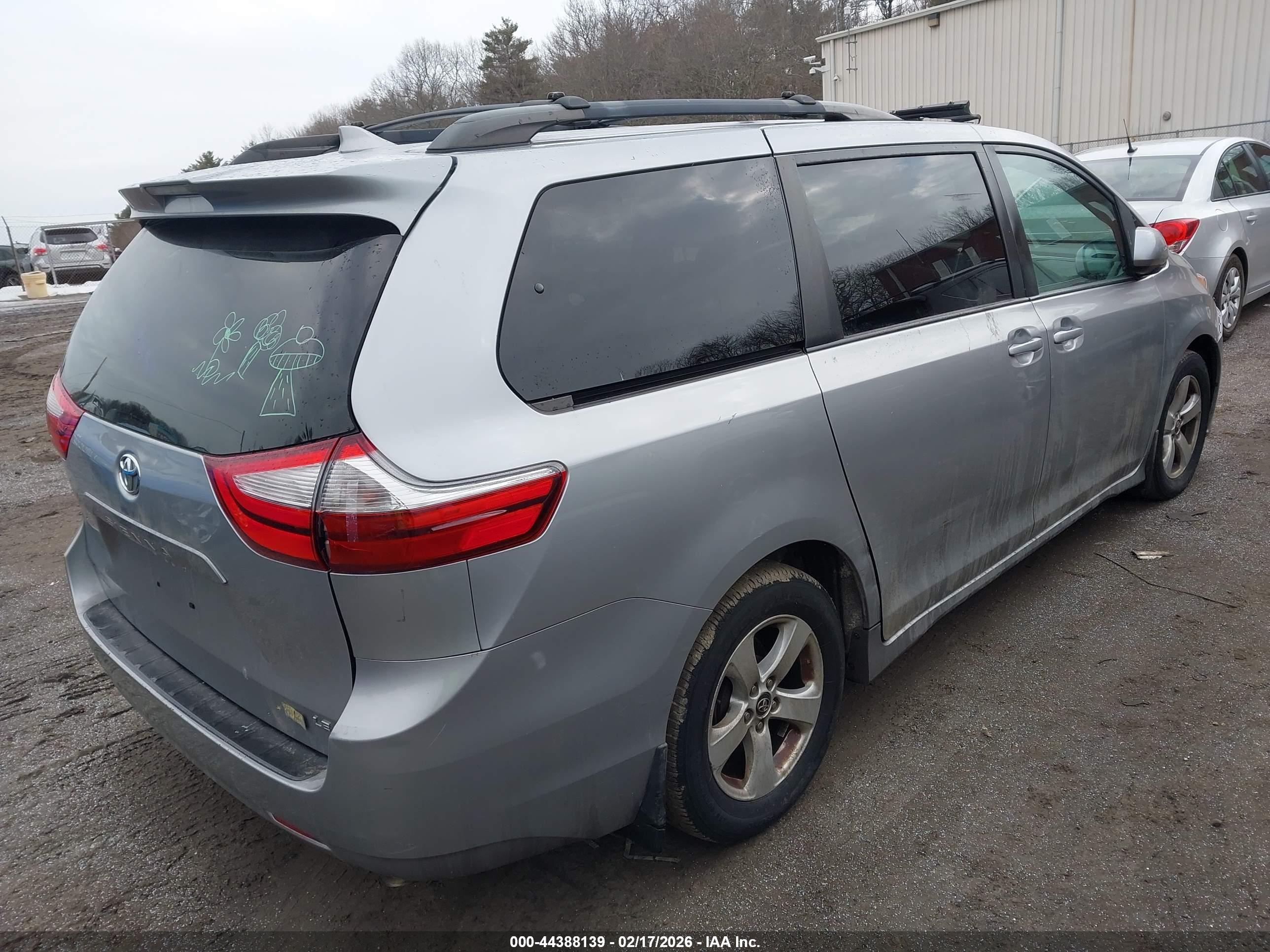 TOYOTA SIENNA image 4