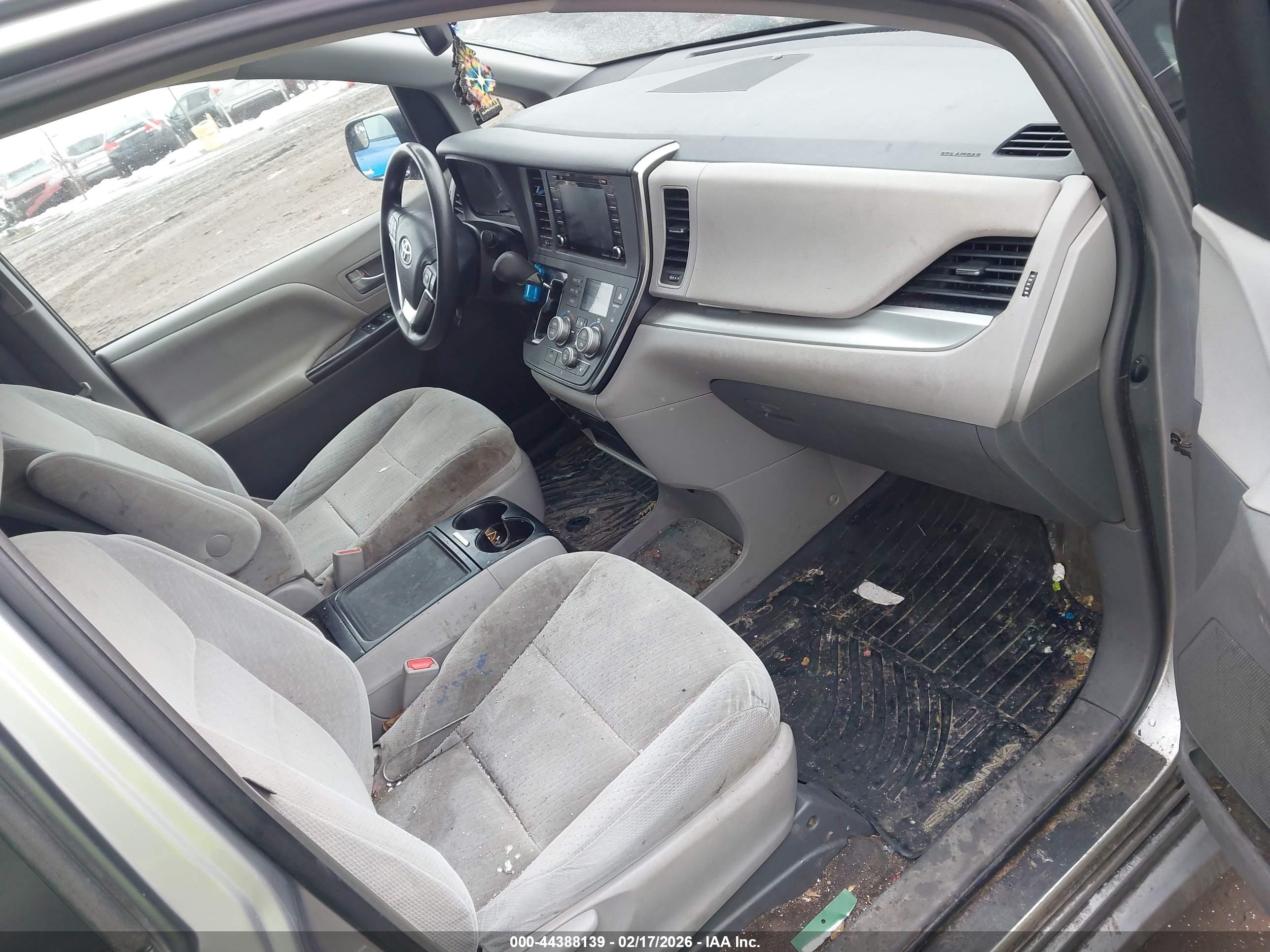 TOYOTA SIENNA image 5