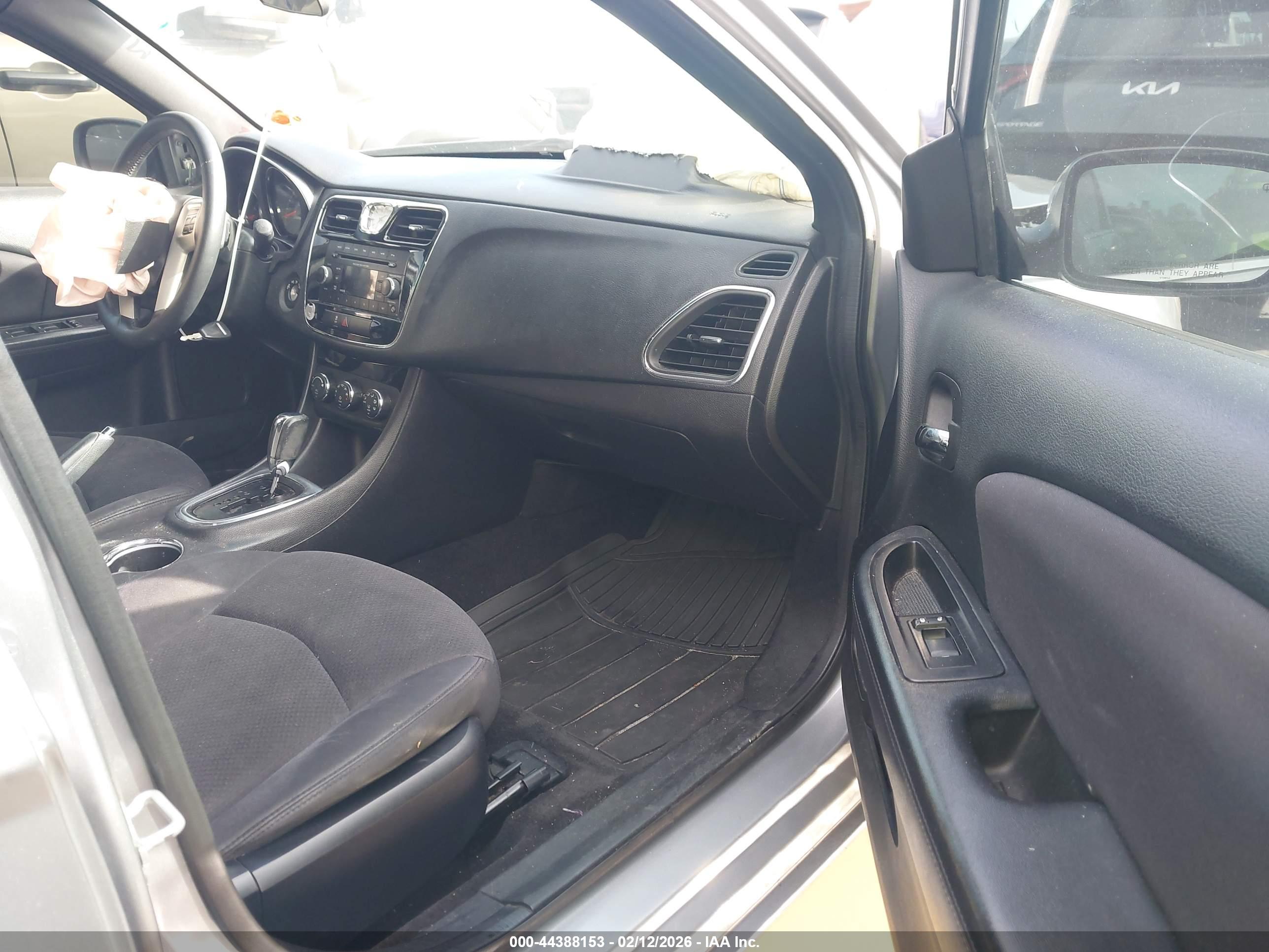 CHRYSLER 200 image 5
