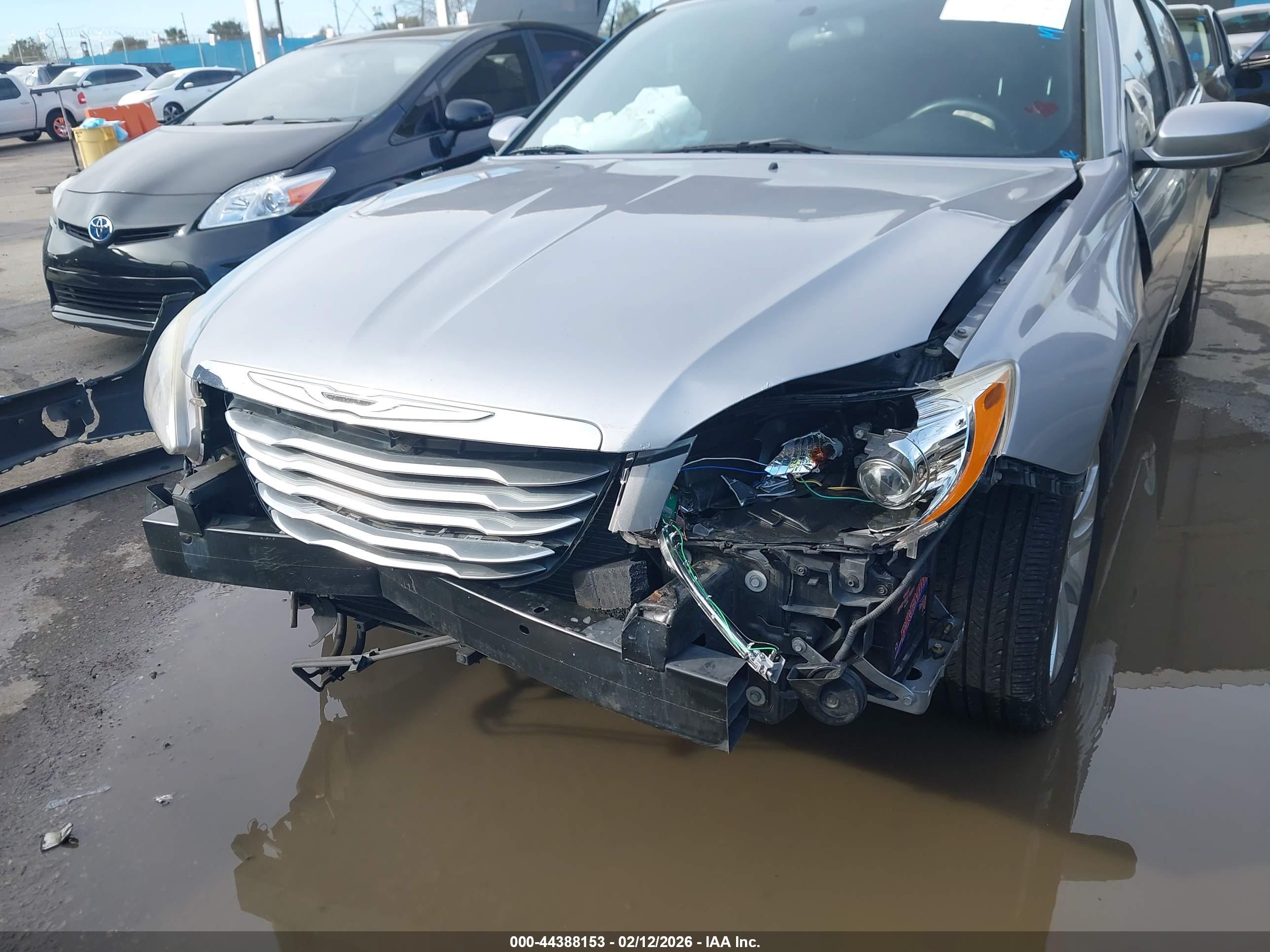 CHRYSLER 200 image 6