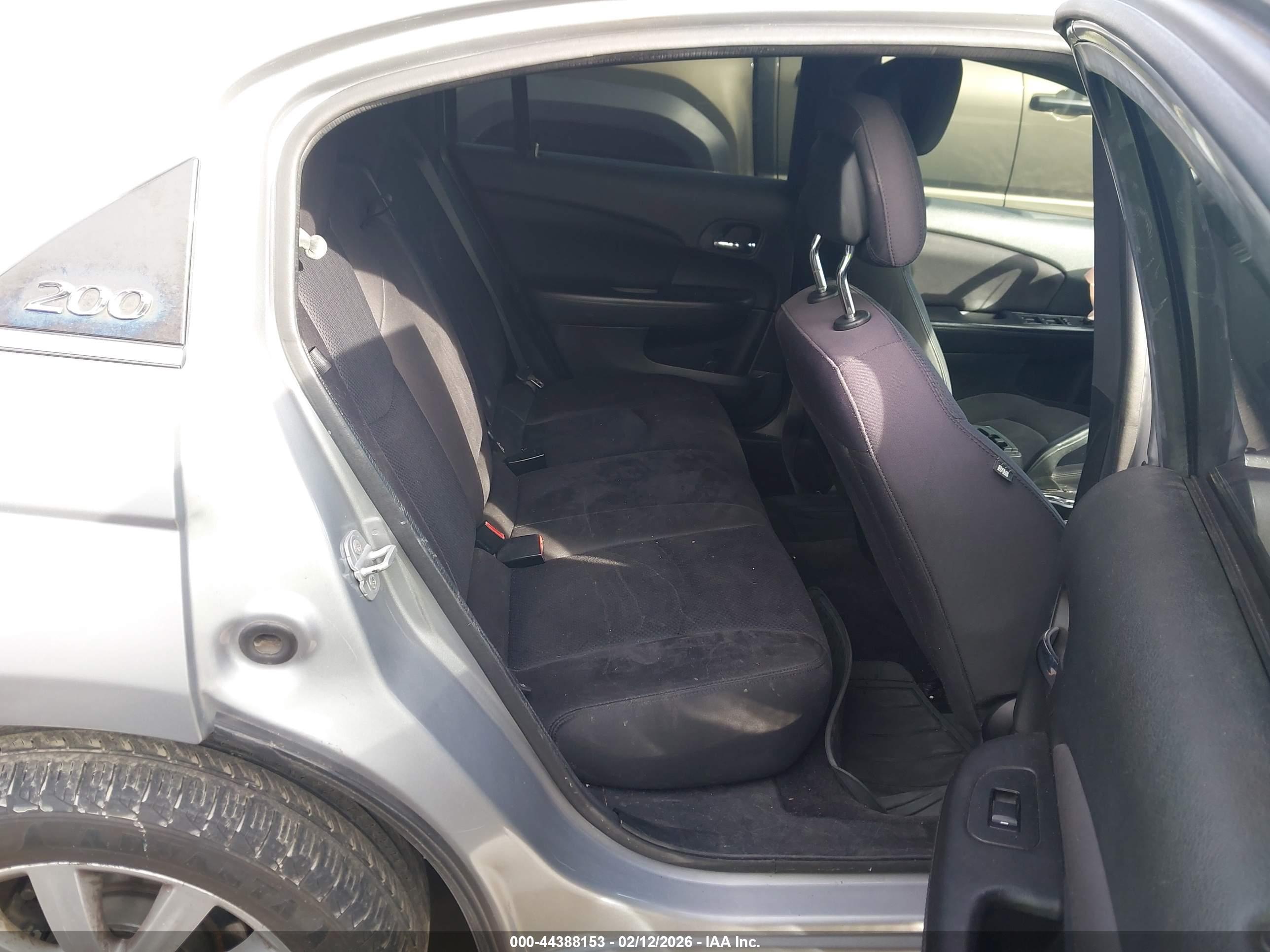 CHRYSLER 200 image 8