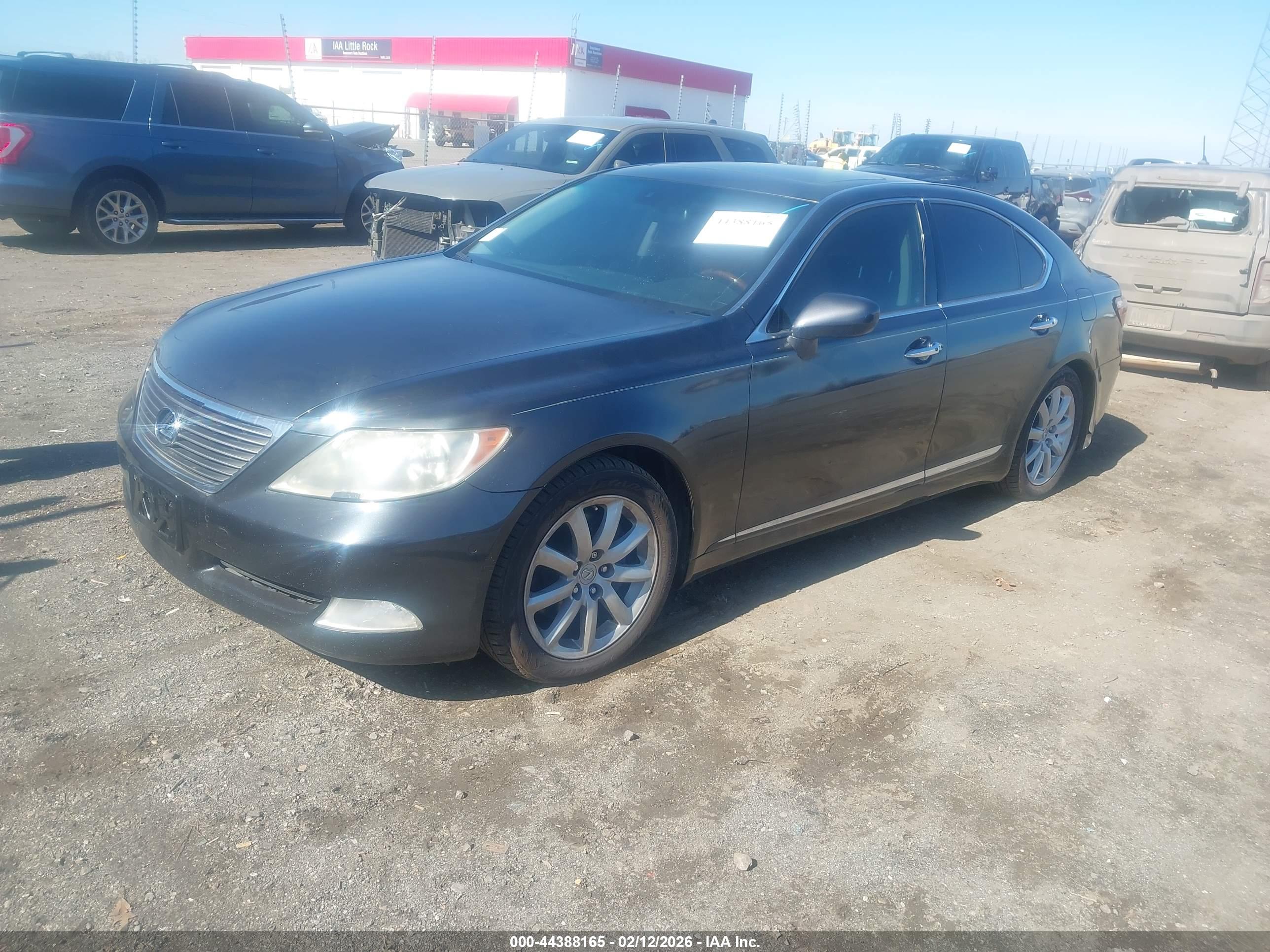 LEXUS LS image 2