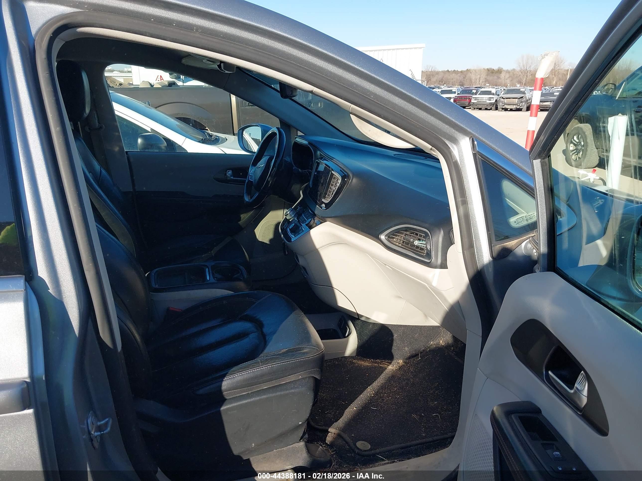 CHRYSLER PACIFICA image 5