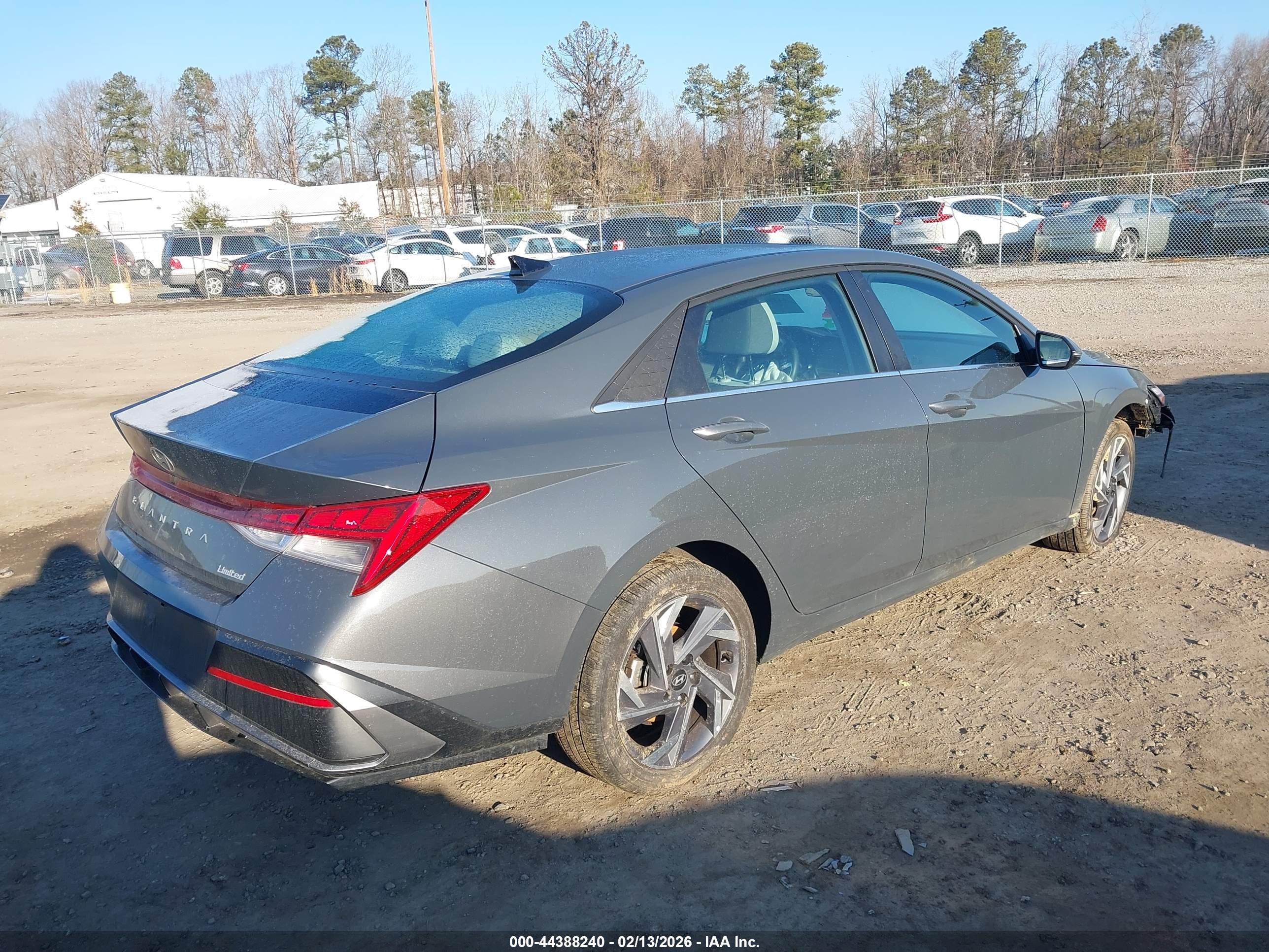 HYUNDAI ELANTRA image 4