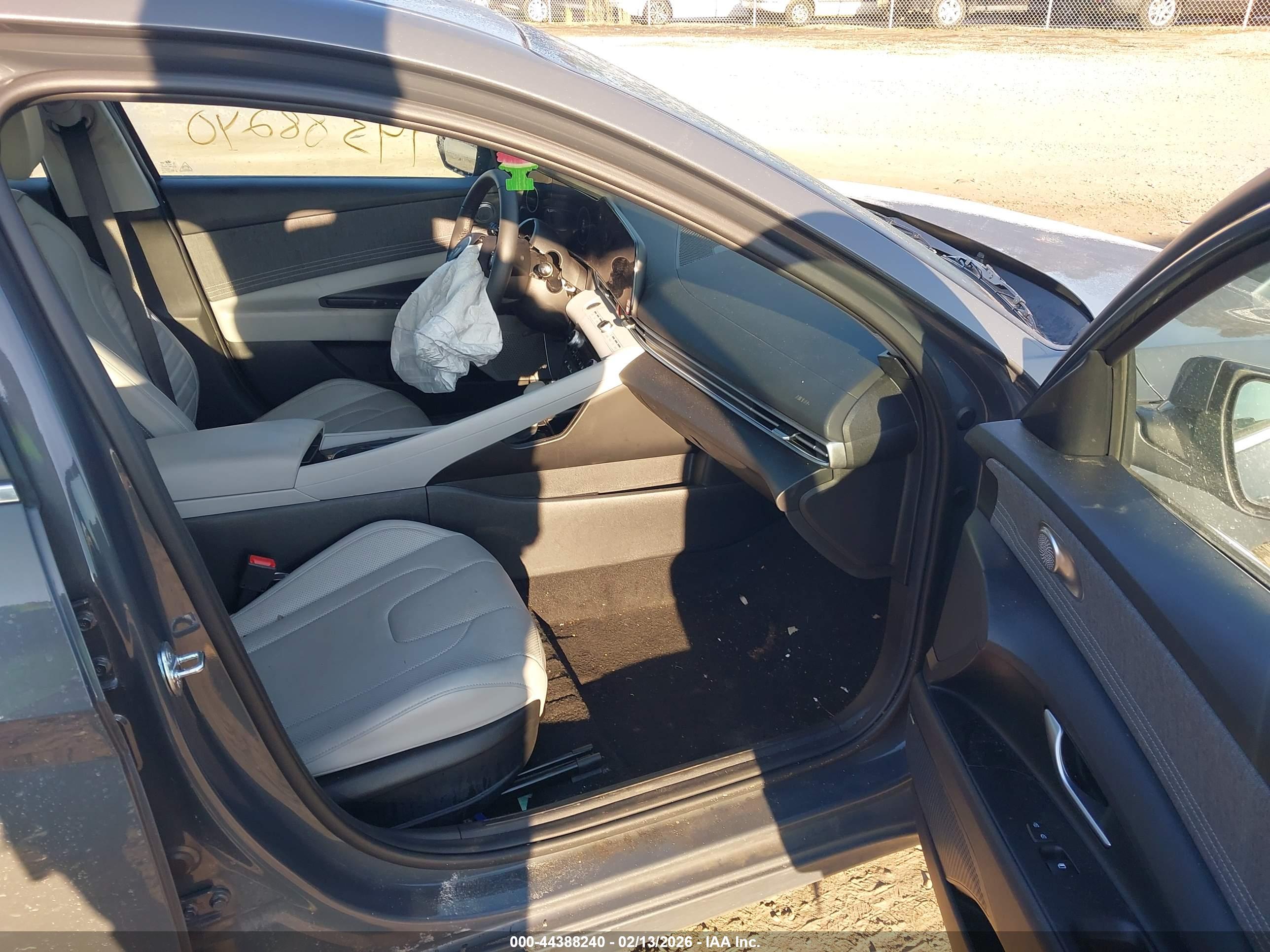 HYUNDAI ELANTRA image 5
