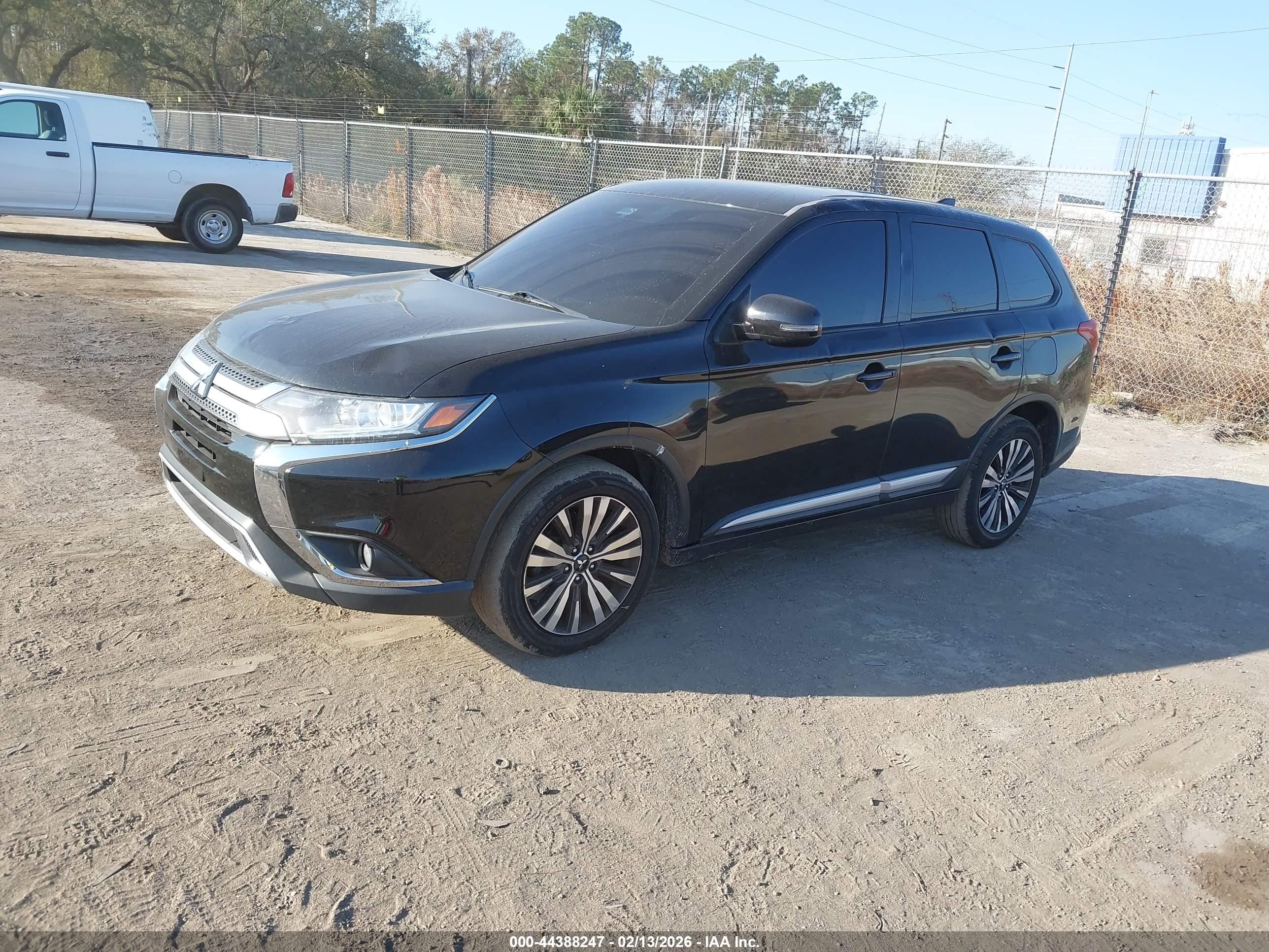 MITSUBISHI OUTLANDER image 2