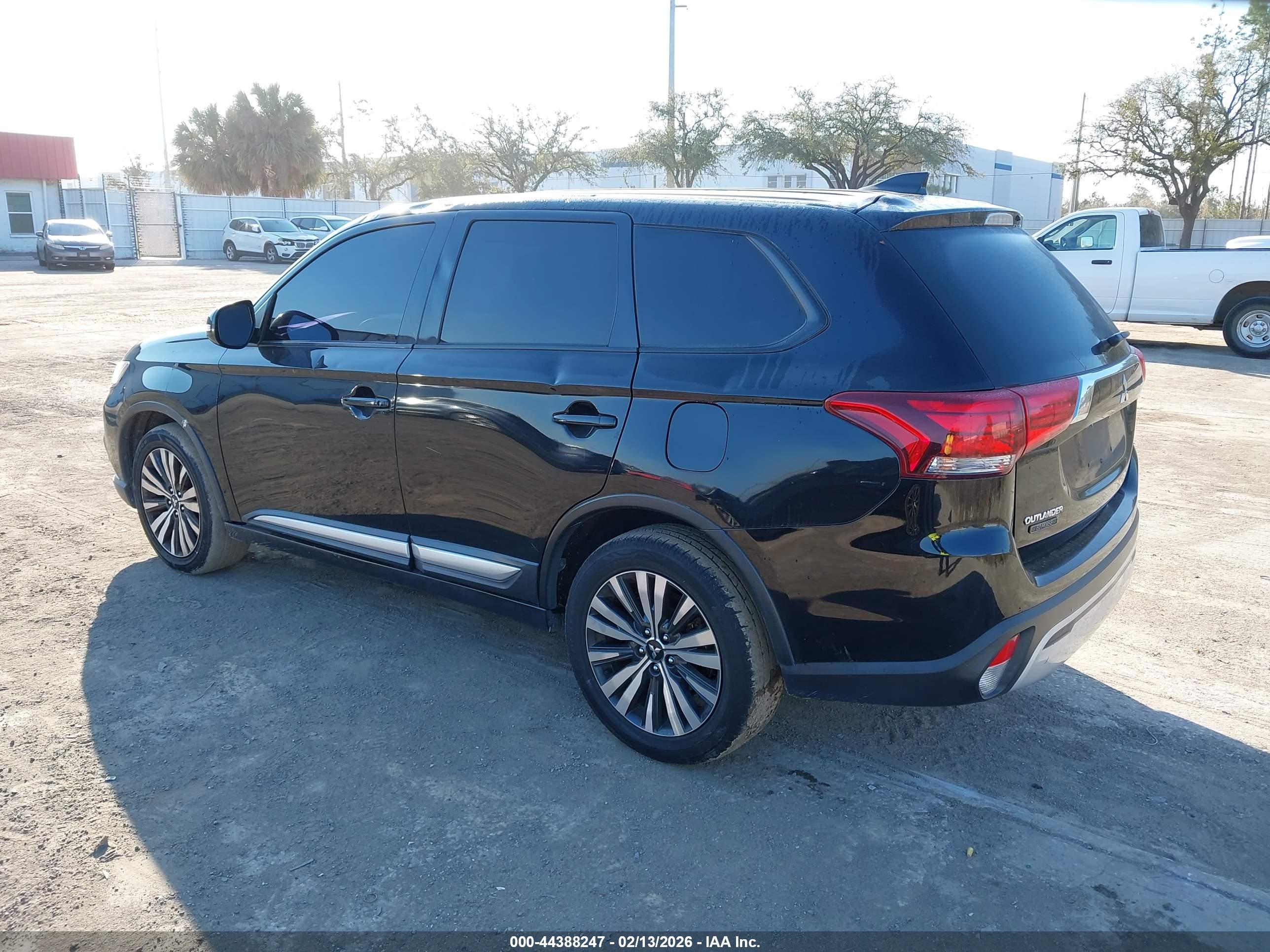 MITSUBISHI OUTLANDER image 3