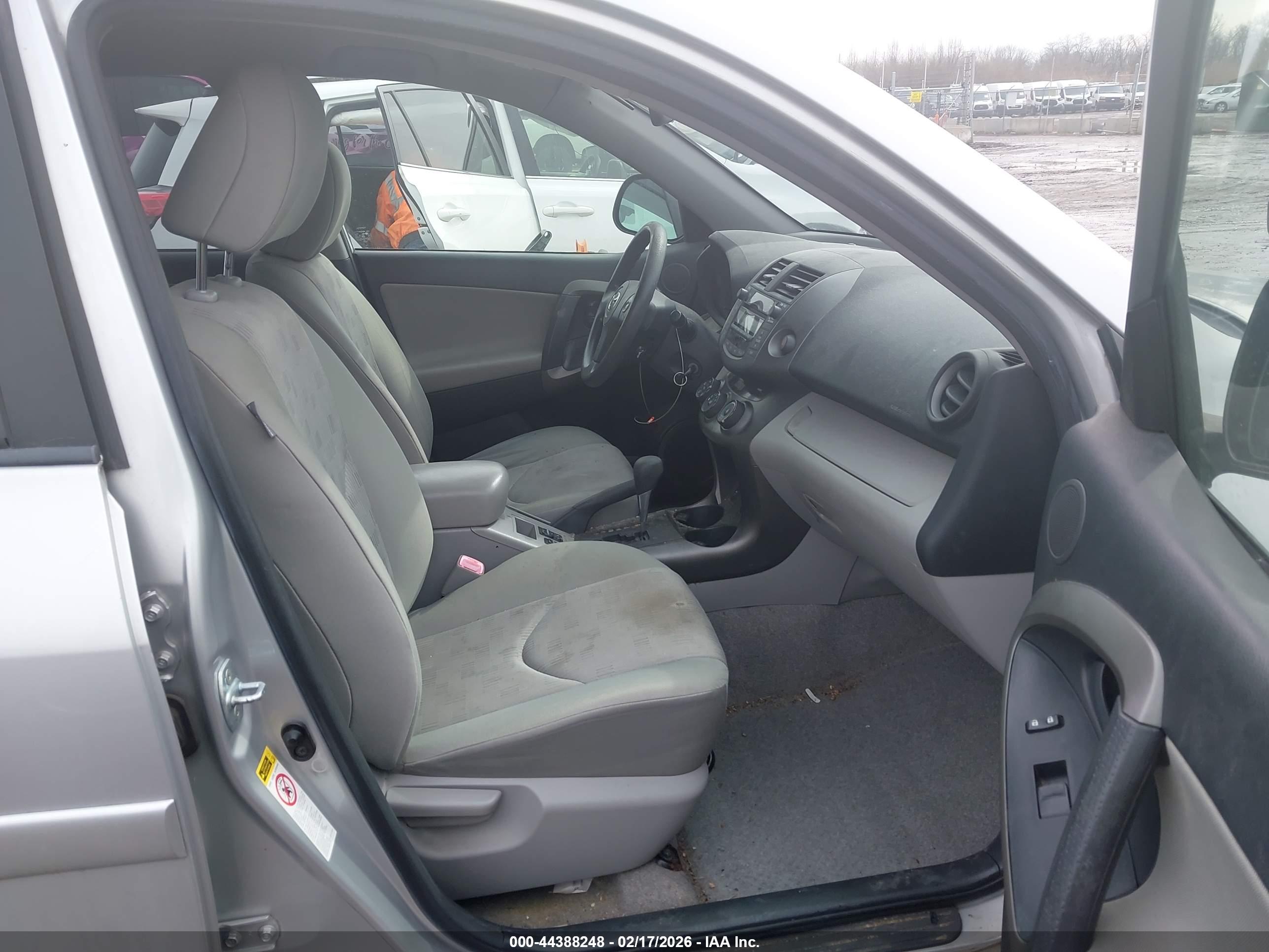 TOYOTA RAV4 image 5