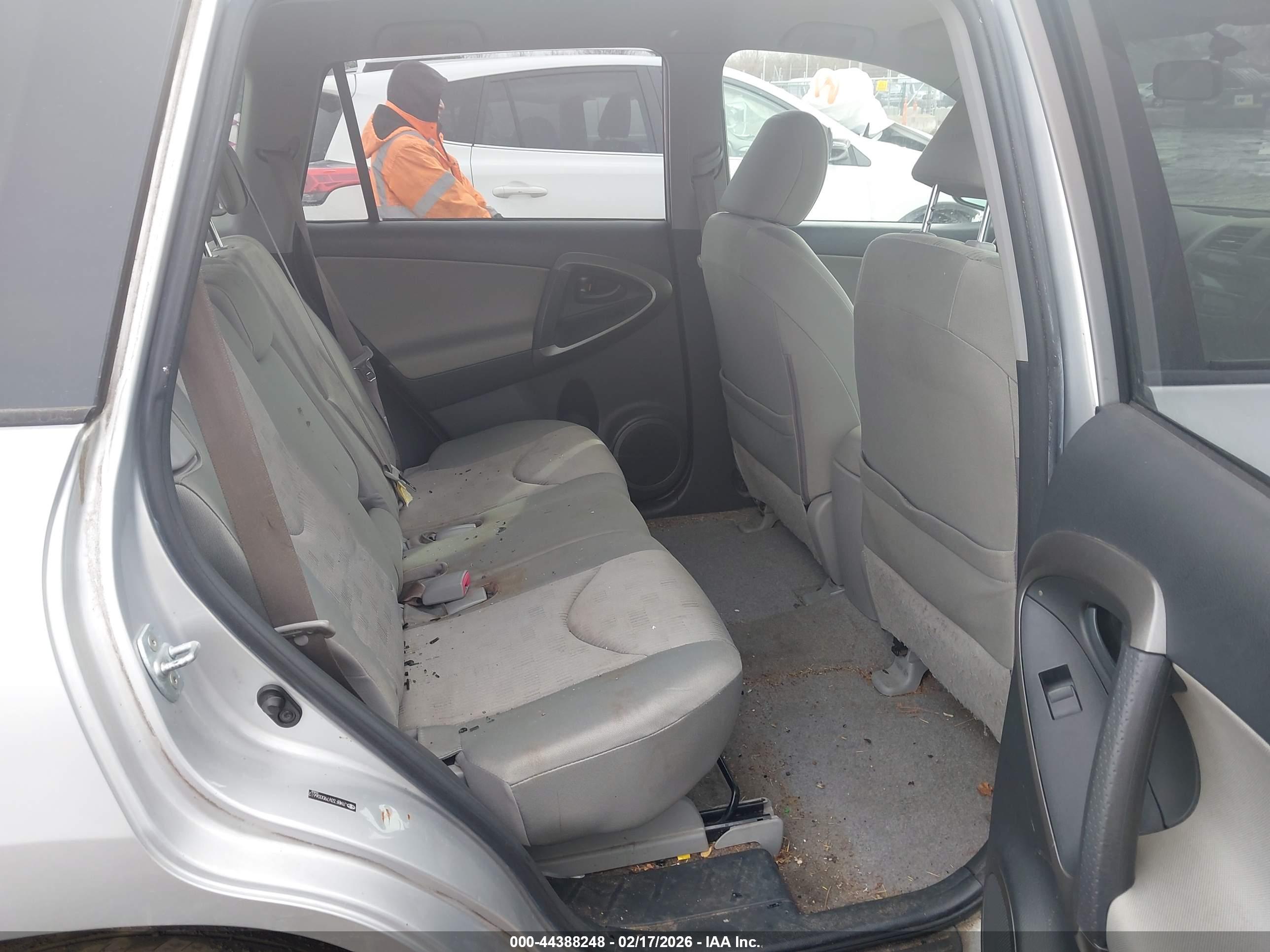 TOYOTA RAV4 image 8